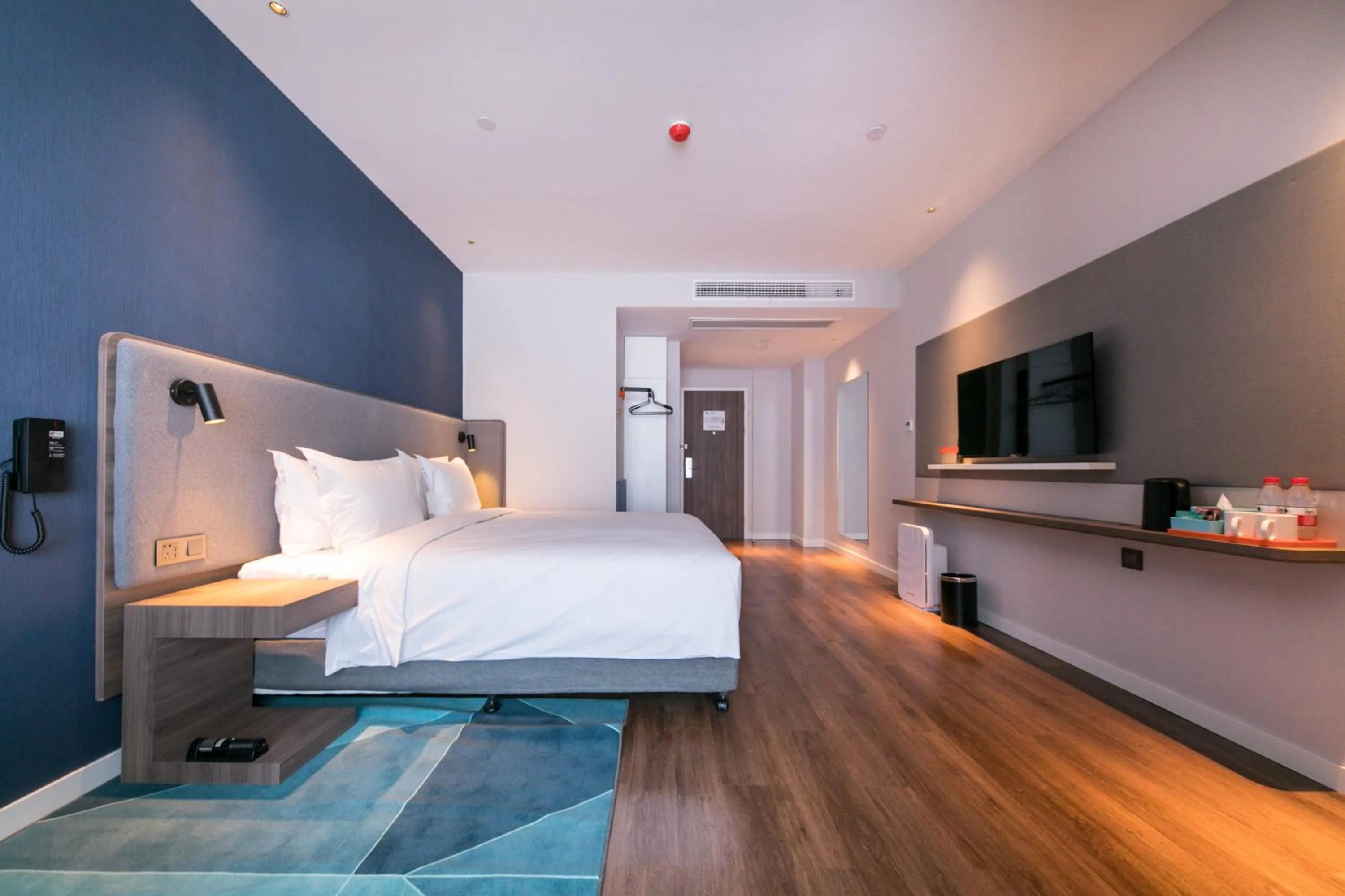 Photo of the whole room, Bed in Holiday Inn Express Shanghai Tangzhen, an IHG Hotel