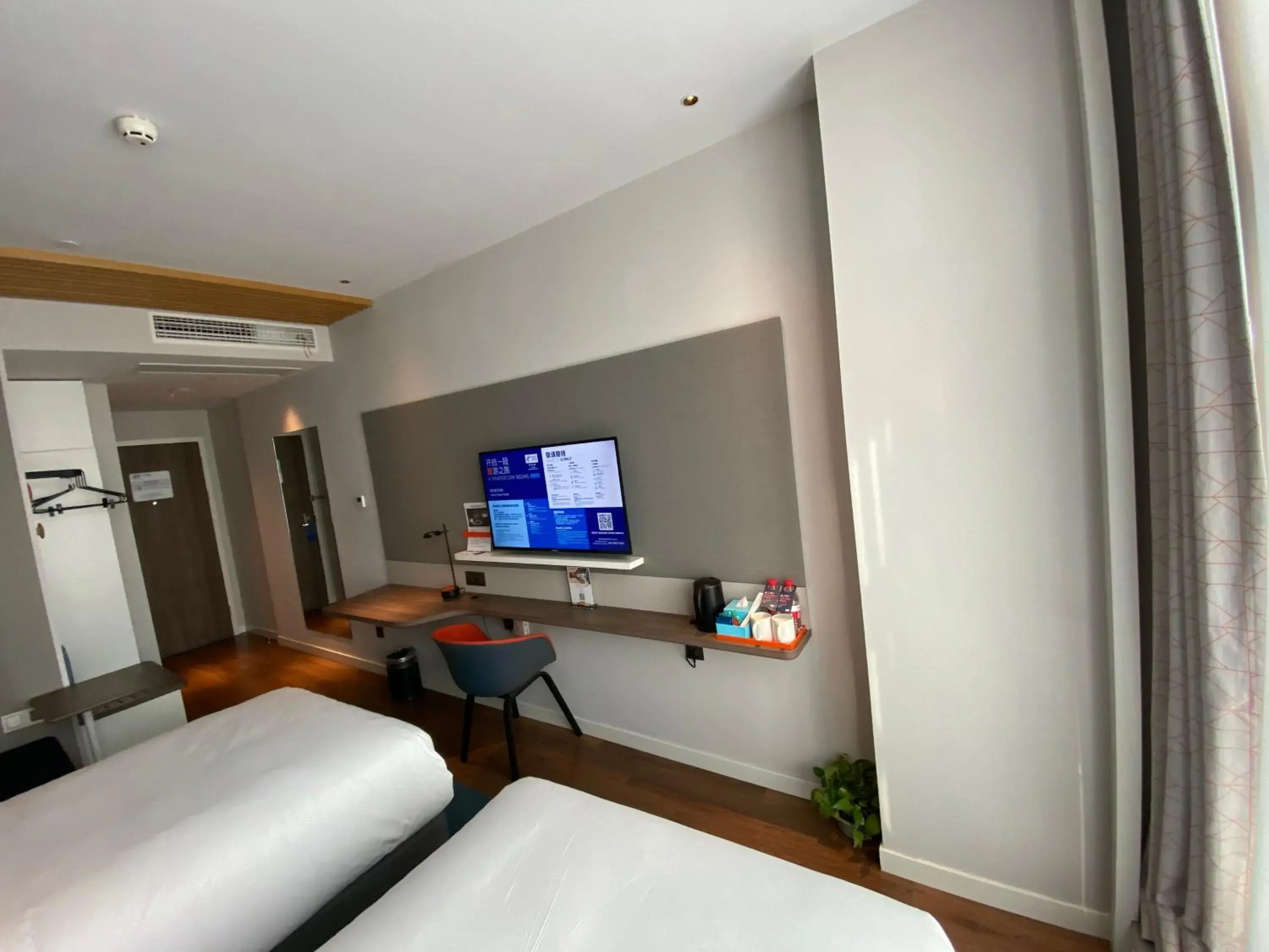 Living room, Bed in Holiday Inn Express Shanghai Tangzhen, an IHG Hotel Living room, Bed in Holiday Inn Express Shanghai Tangzhen, an IHG Hotel