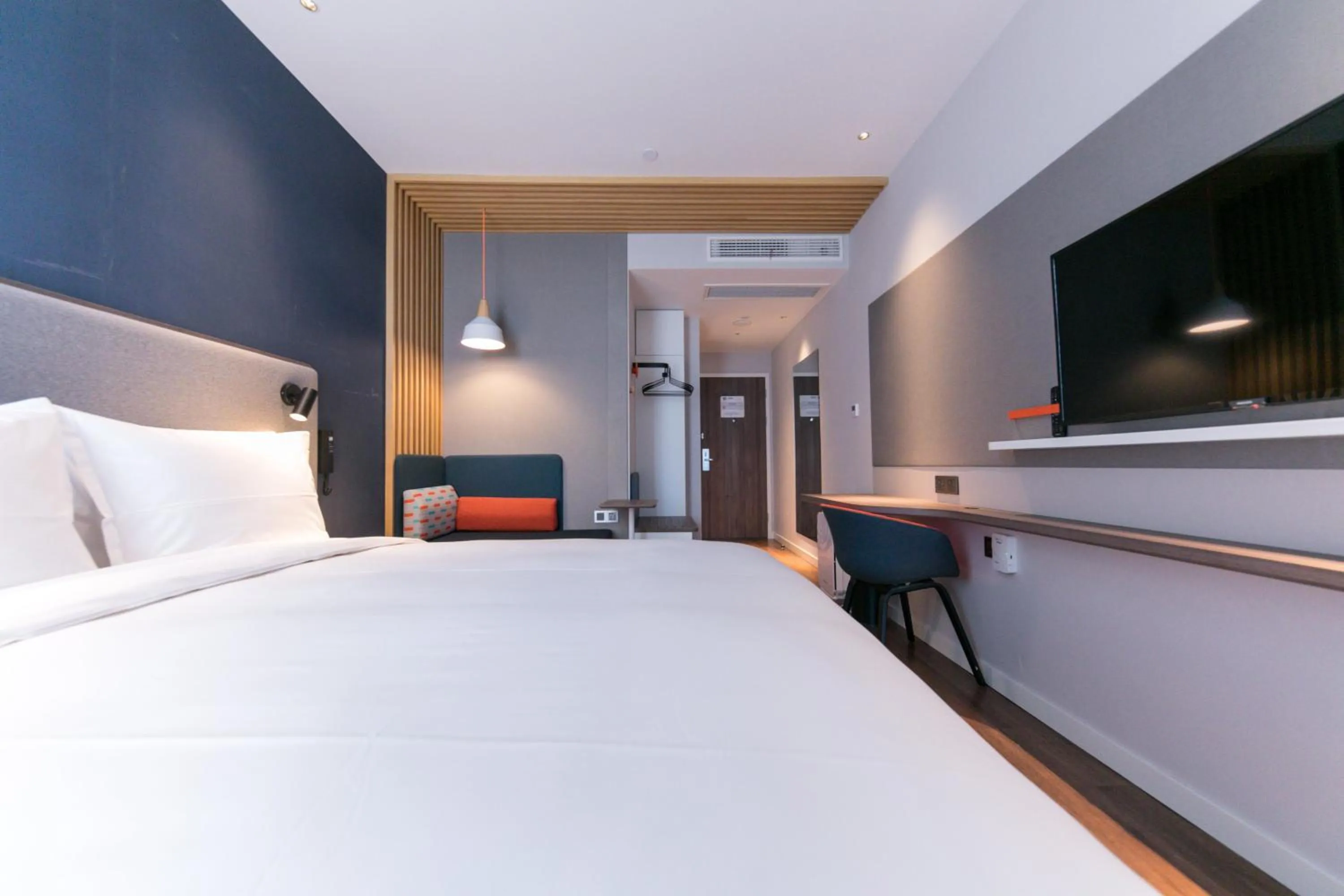 Photo of the whole room, Bed in Holiday Inn Express Shanghai Tangzhen, an IHG Hotel