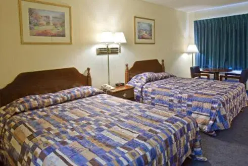 Double Room with Two Double Beds - Non-Smoking in America's Inn - Leeds Double Room with Two Double Beds - Non-Smoking in America's Inn - Leeds