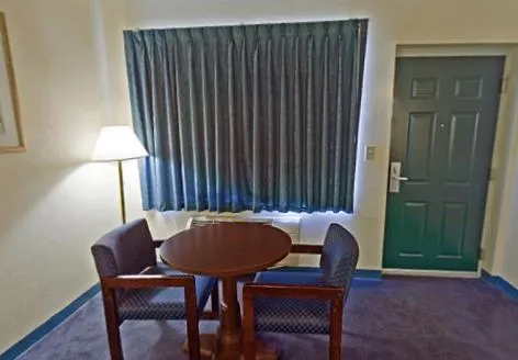 Seating area, Bed in America's Inn - Leeds