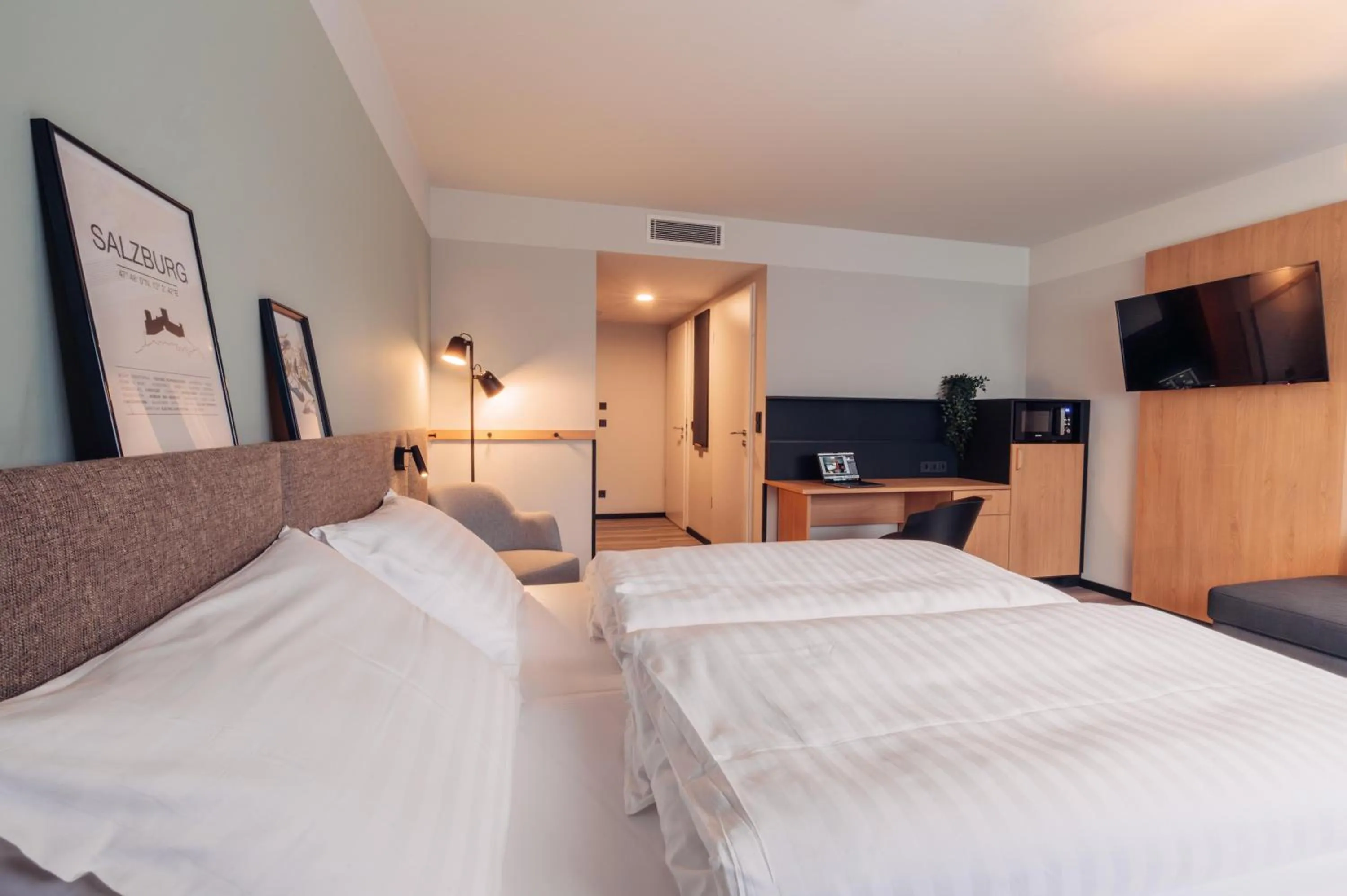 Photo of the whole room, Bed in harry's home Salzburg