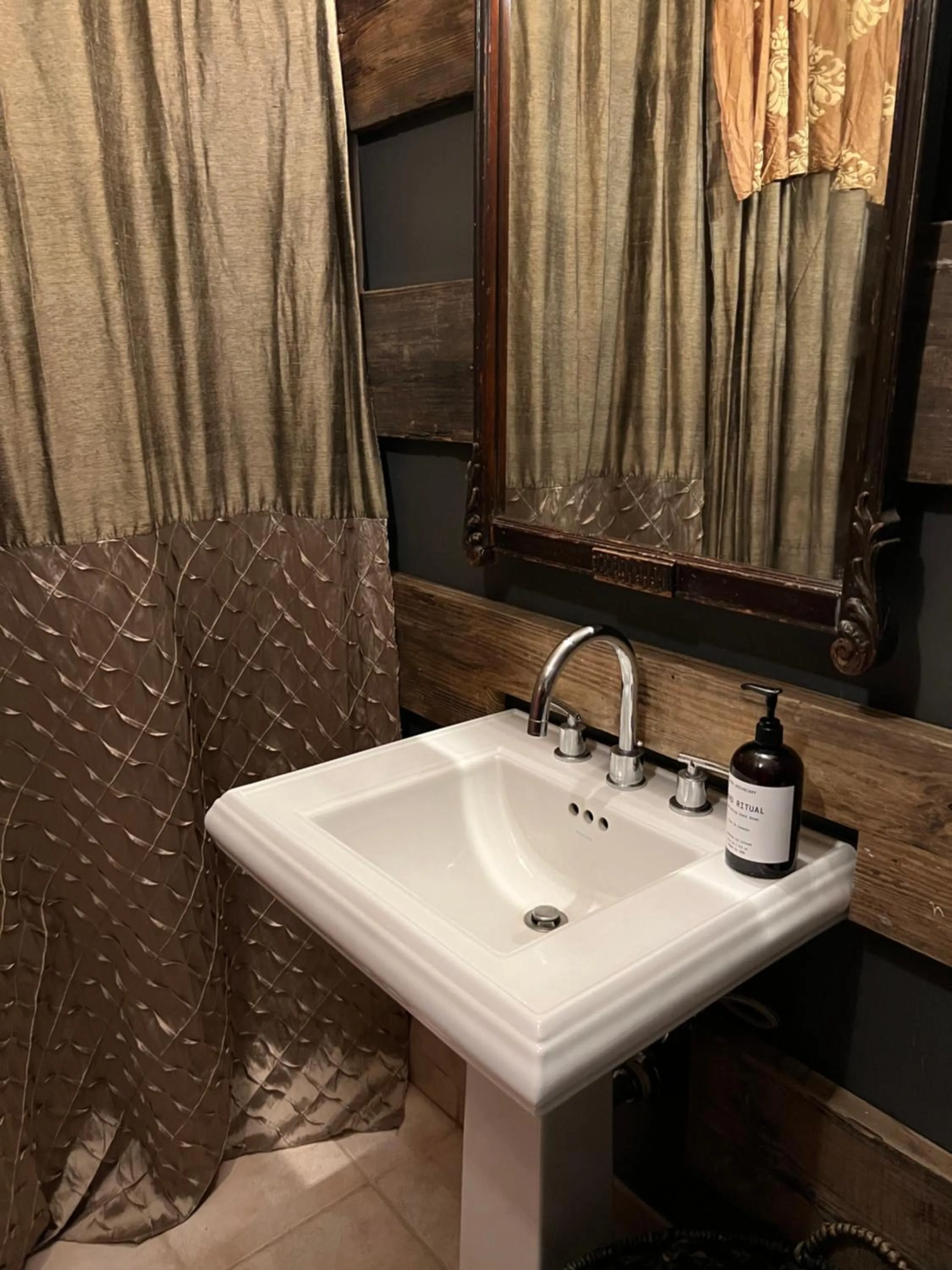 Bathroom in Soul Food 'Mont Morris'