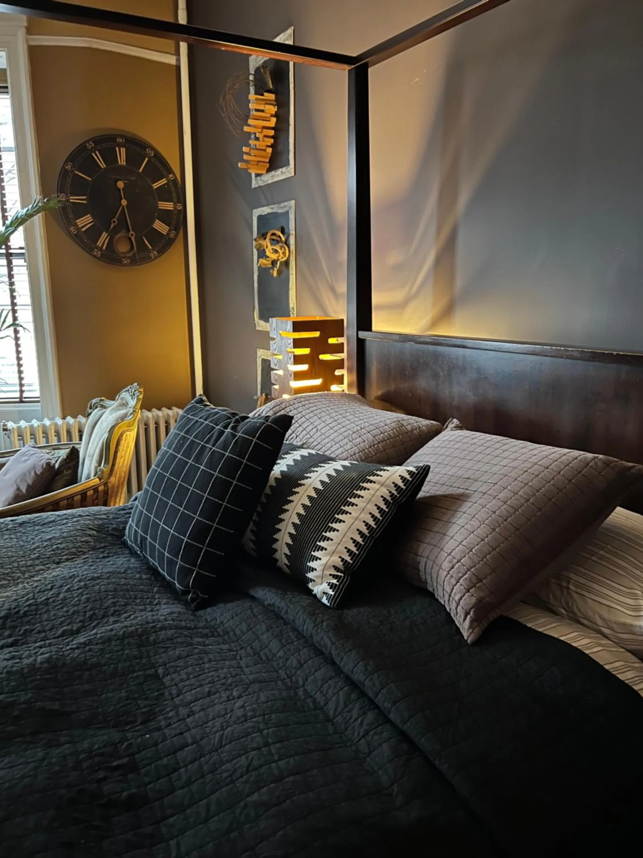 Bedroom, Bed in Soul Food 'Mont Morris'