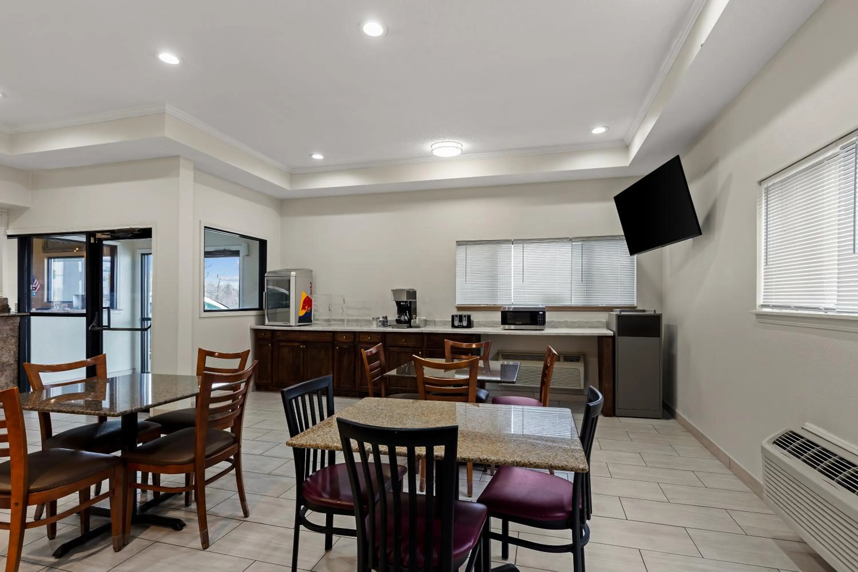 Dining area in Red Lion Inn & Suites Caseyville