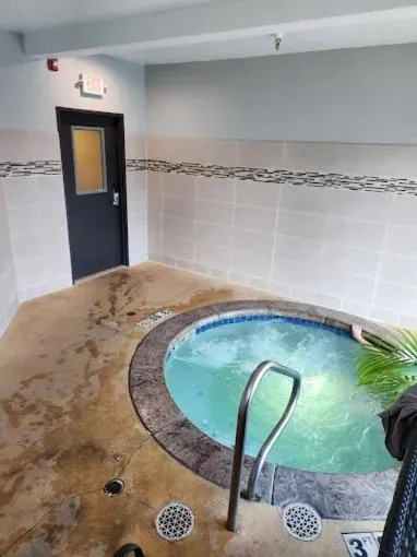 Swimming pool in Holiday Inn Express Newberg - Wine Country by IHG