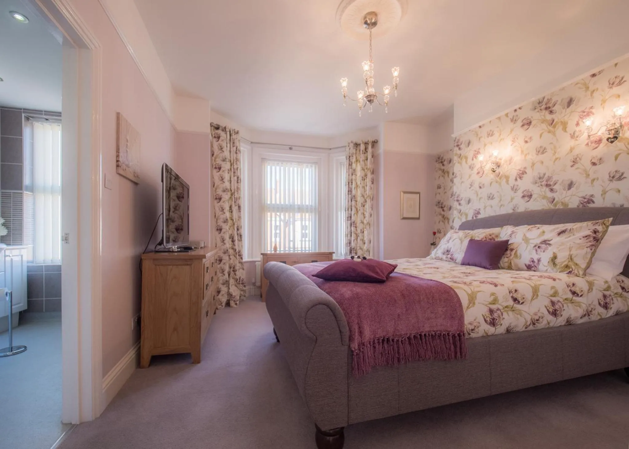 Bed in TLC Exmouth Bed and Breakfast