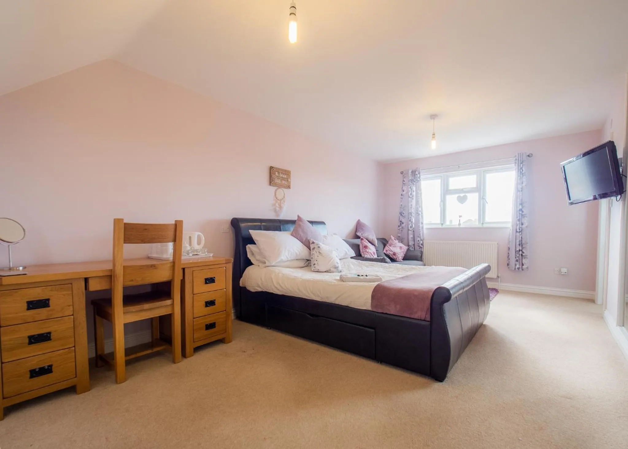 Bed in TLC Exmouth Bed and Breakfast