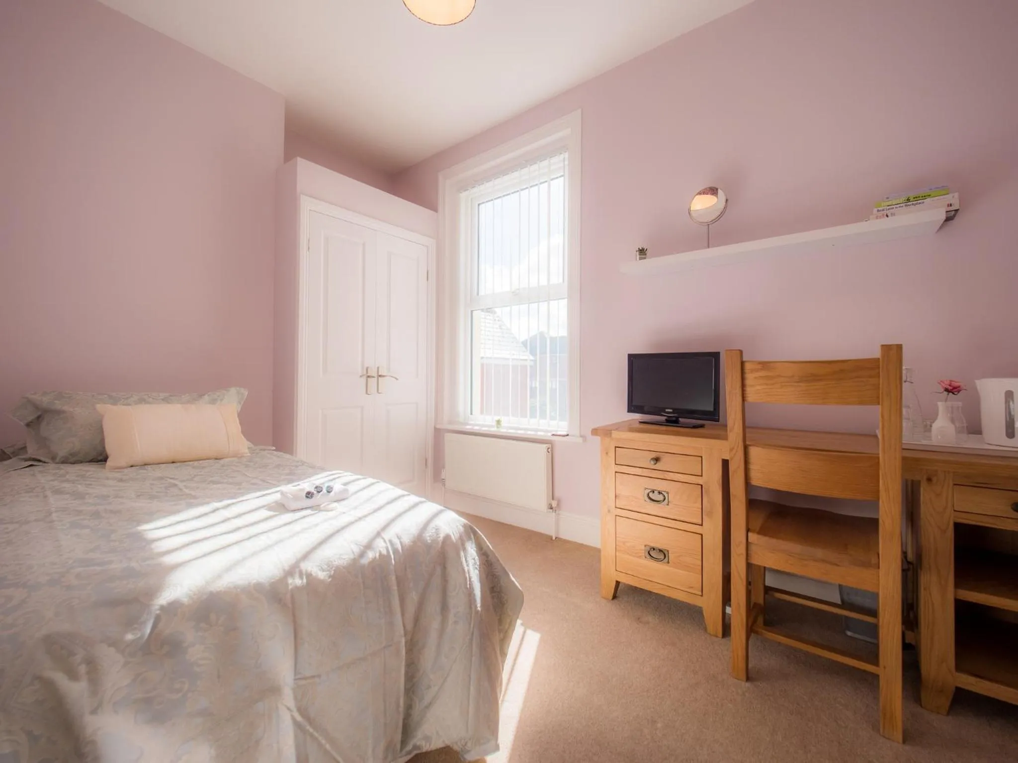 Bed in TLC Exmouth Bed and Breakfast