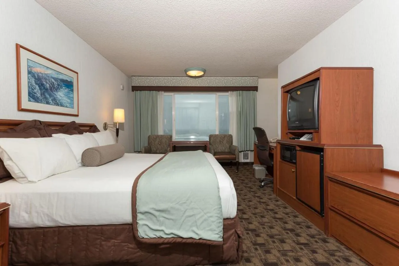 TV and multimedia, Bed in Shilo Inn Suites Newport