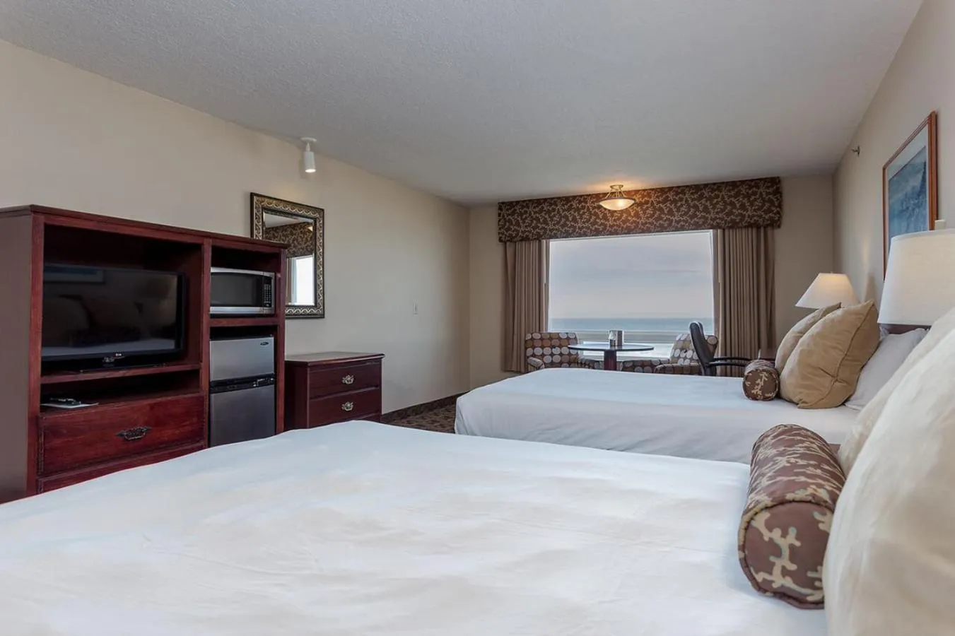 TV and multimedia, Bed in Shilo Inn Suites Newport