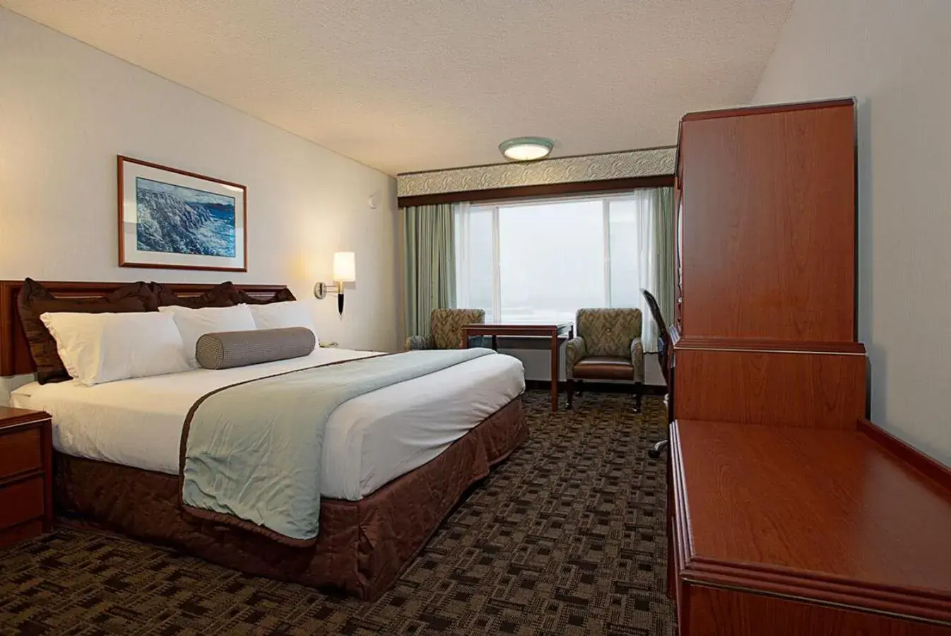 TV and multimedia, Bed in Shilo Inn Suites Newport