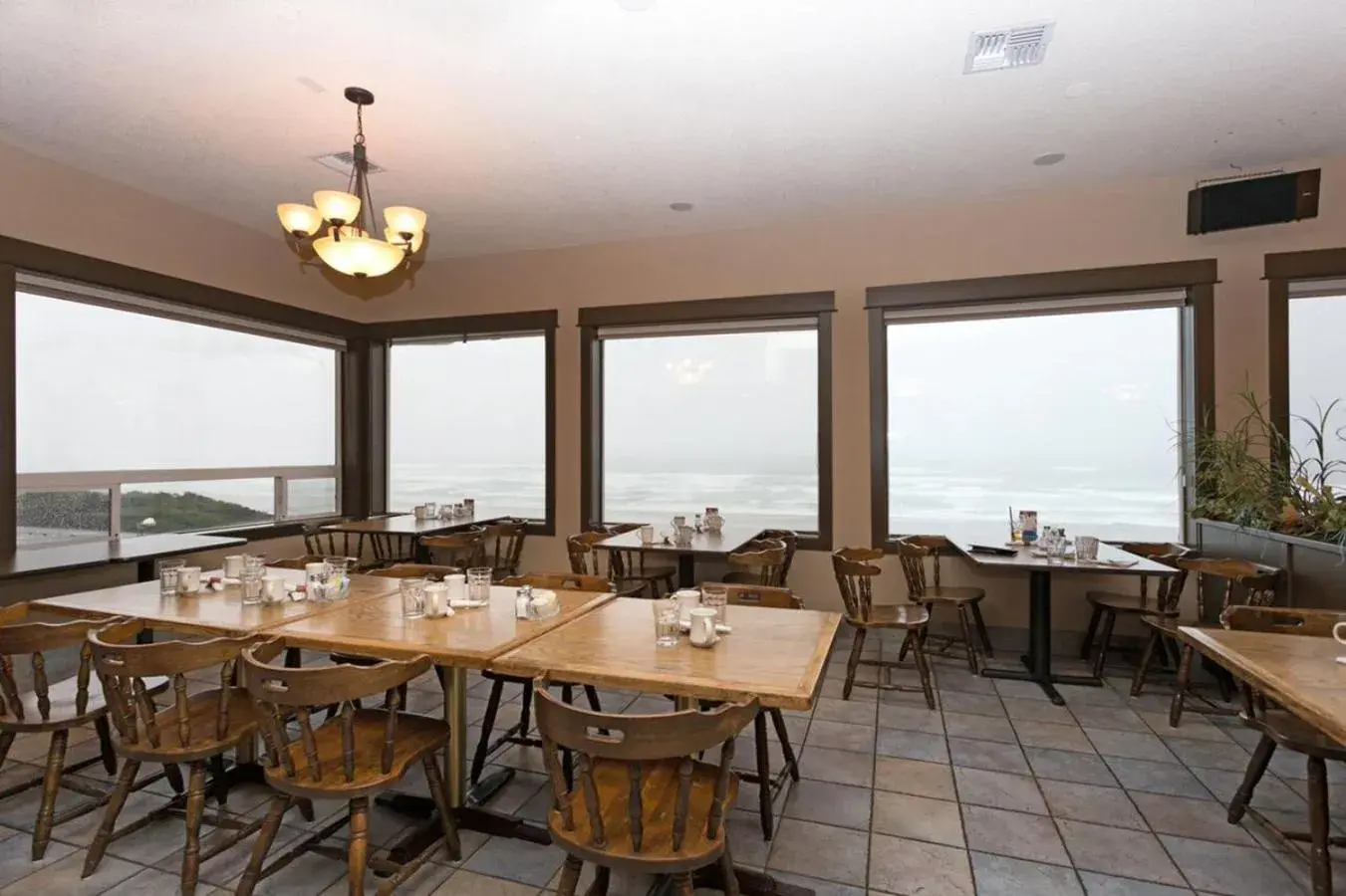 Restaurant/Places to Eat in Shilo Inn Suites Newport