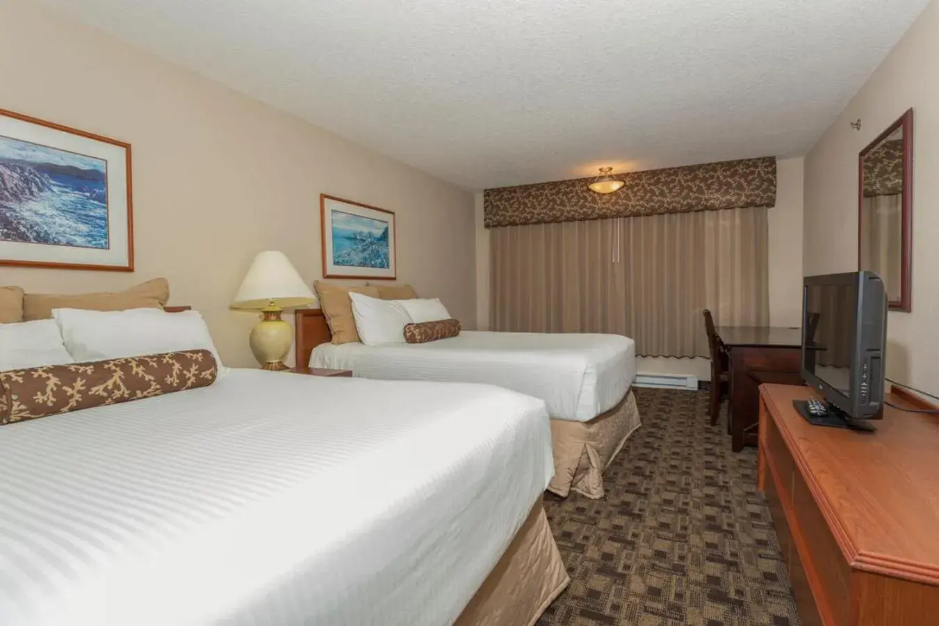 TV and multimedia, Bed in Shilo Inn Suites Newport
