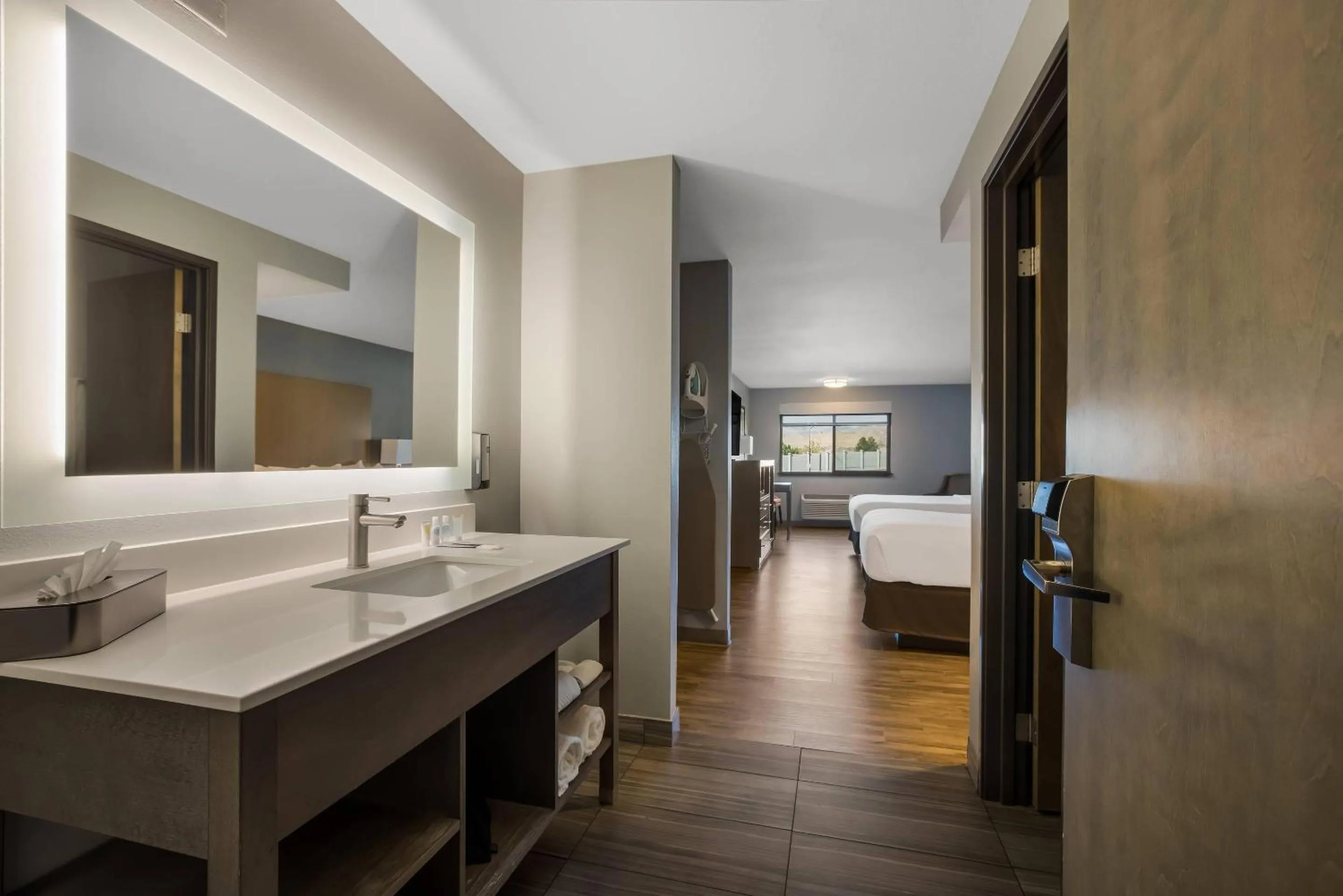 Bedroom, Bed in Hotel 28 Boise Airport, an Ascend Collection Hotel