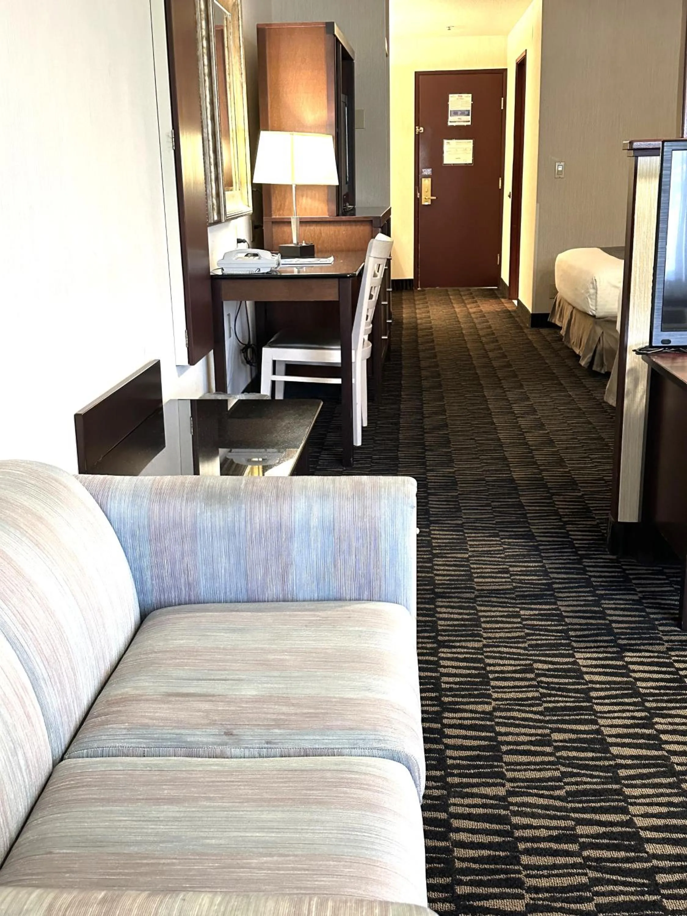 Seating area, Bed in Sojourn Suites Portland Airport