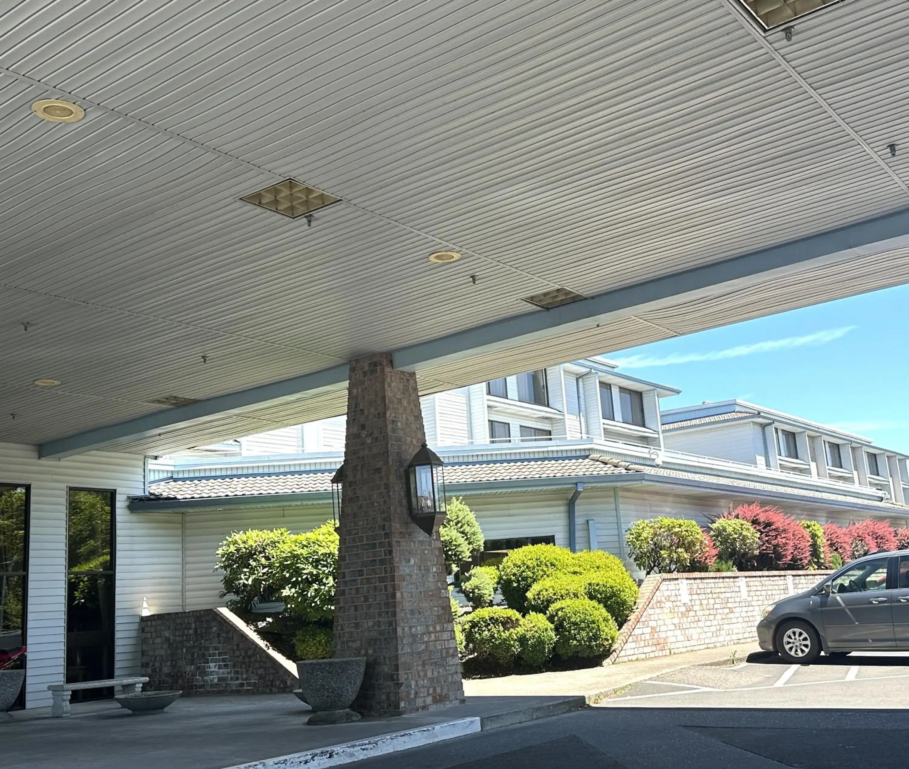 Property building in Sojourn Suites Portland Airport Property building in Sojourn Suites Portland Airport