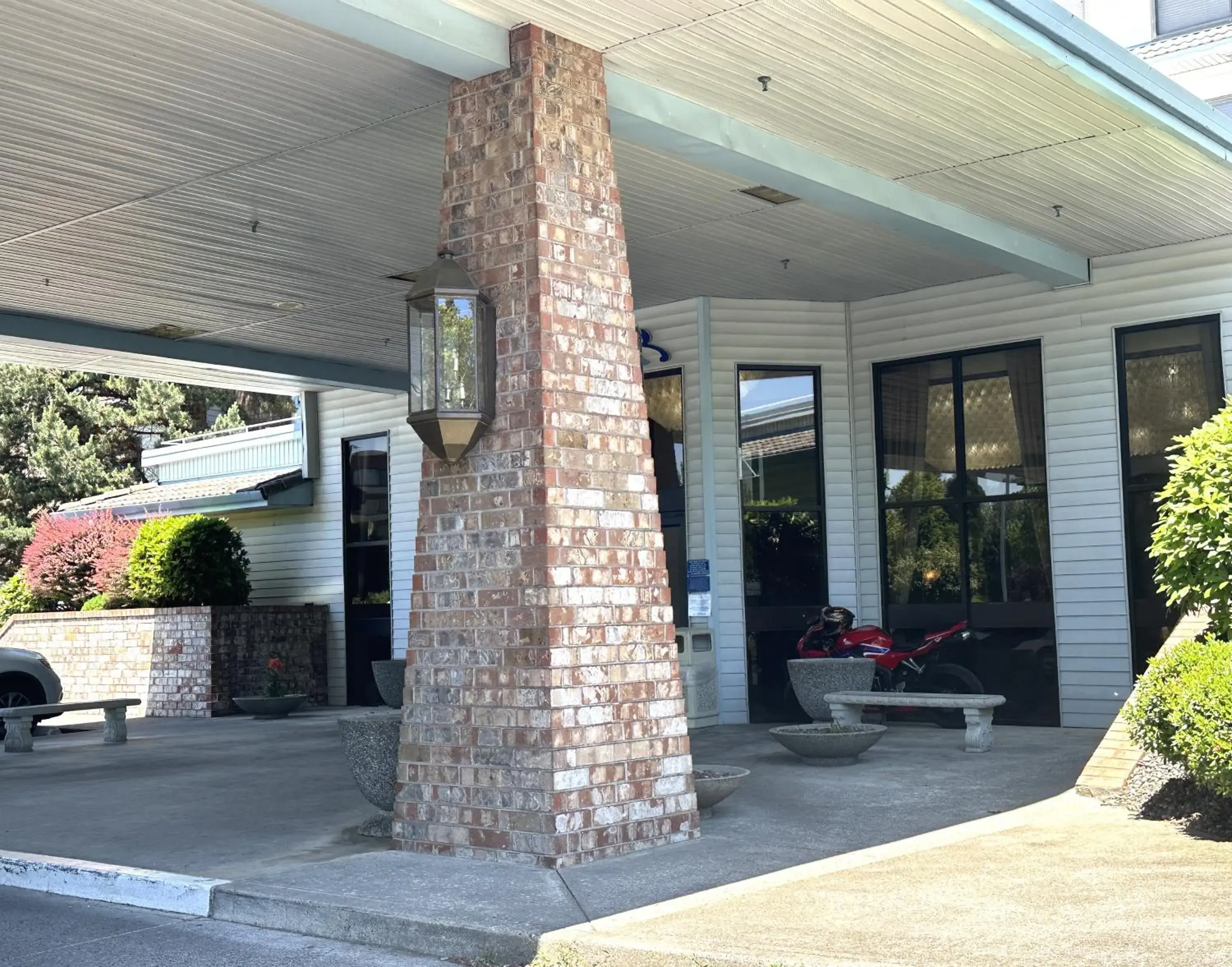 Facade/entrance in Sojourn Suites Portland Airport Facade/entrance in Sojourn Suites Portland Airport