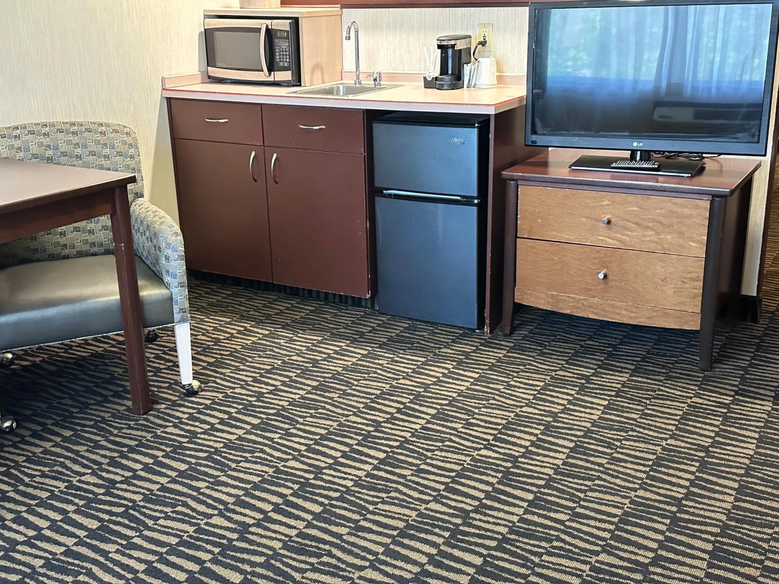 Coffee/tea facilities in Sojourn Suites Portland Airport