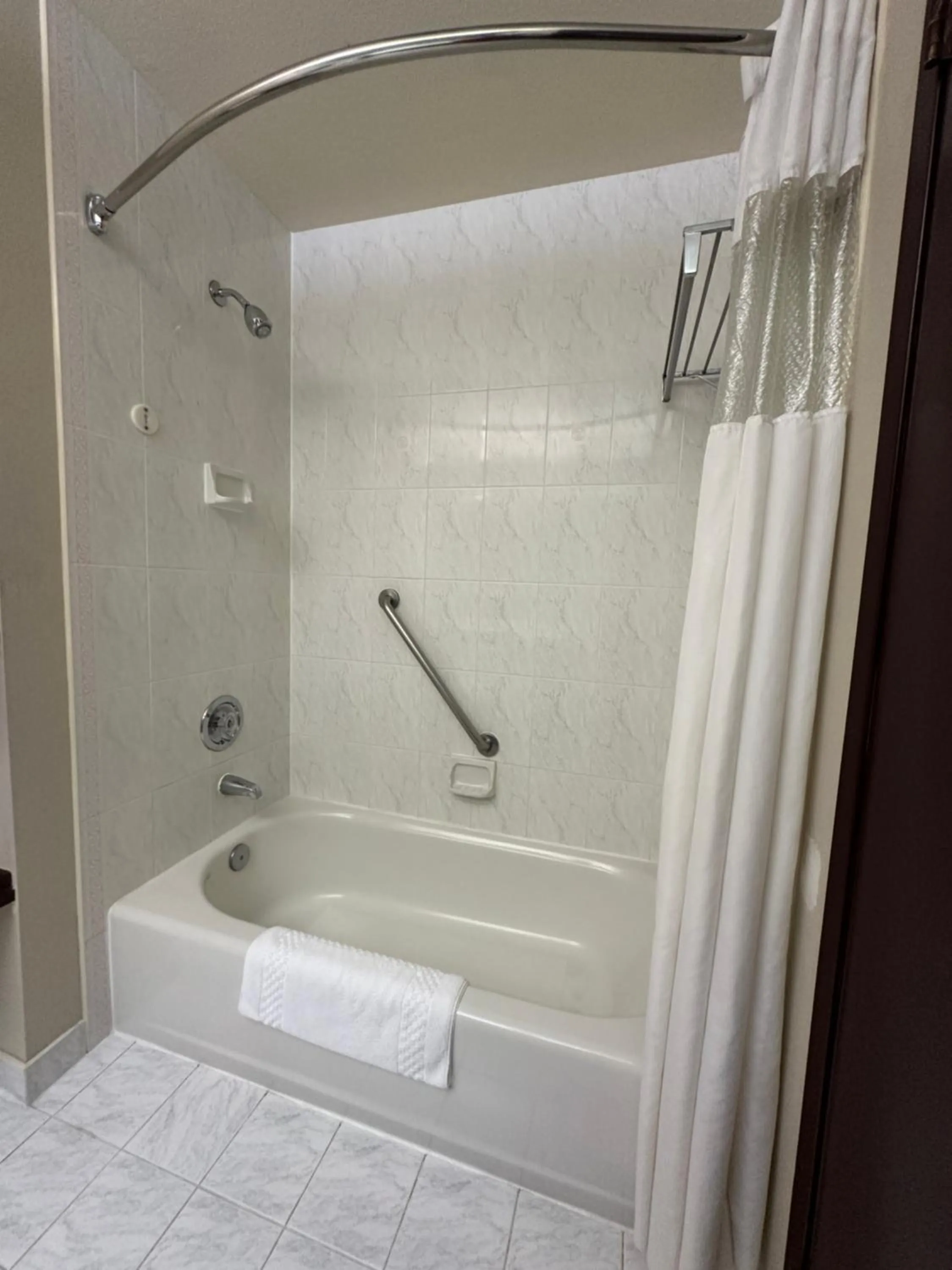 Bath in Sojourn Suites Portland Airport