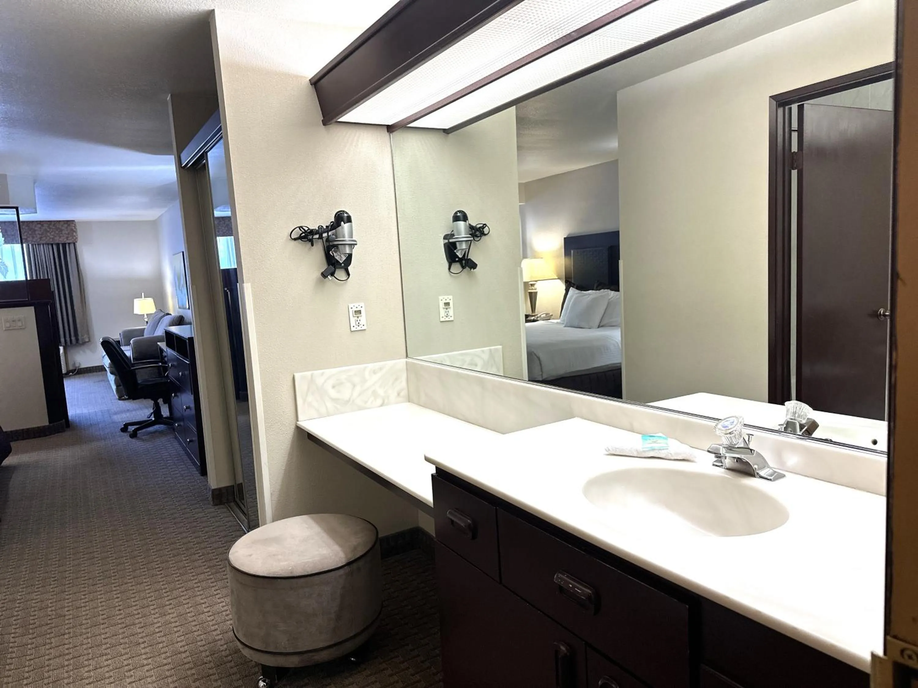 Photo of the whole room in Sojourn Suites Portland Airport
