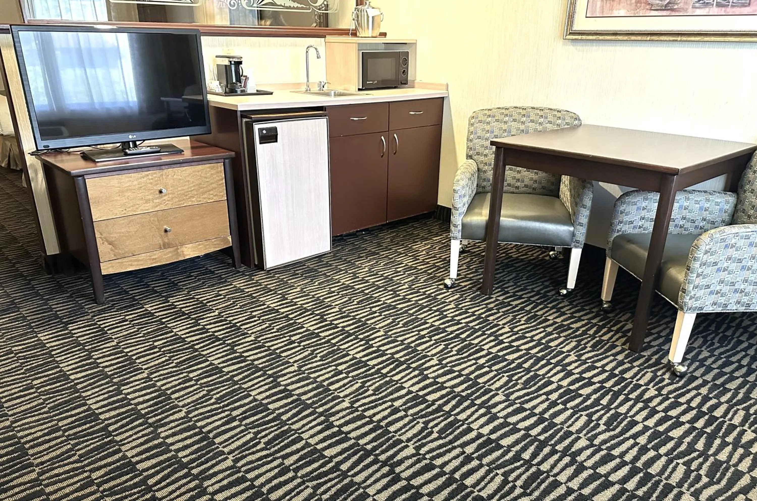 Coffee/tea facilities in Sojourn Suites Portland Airport