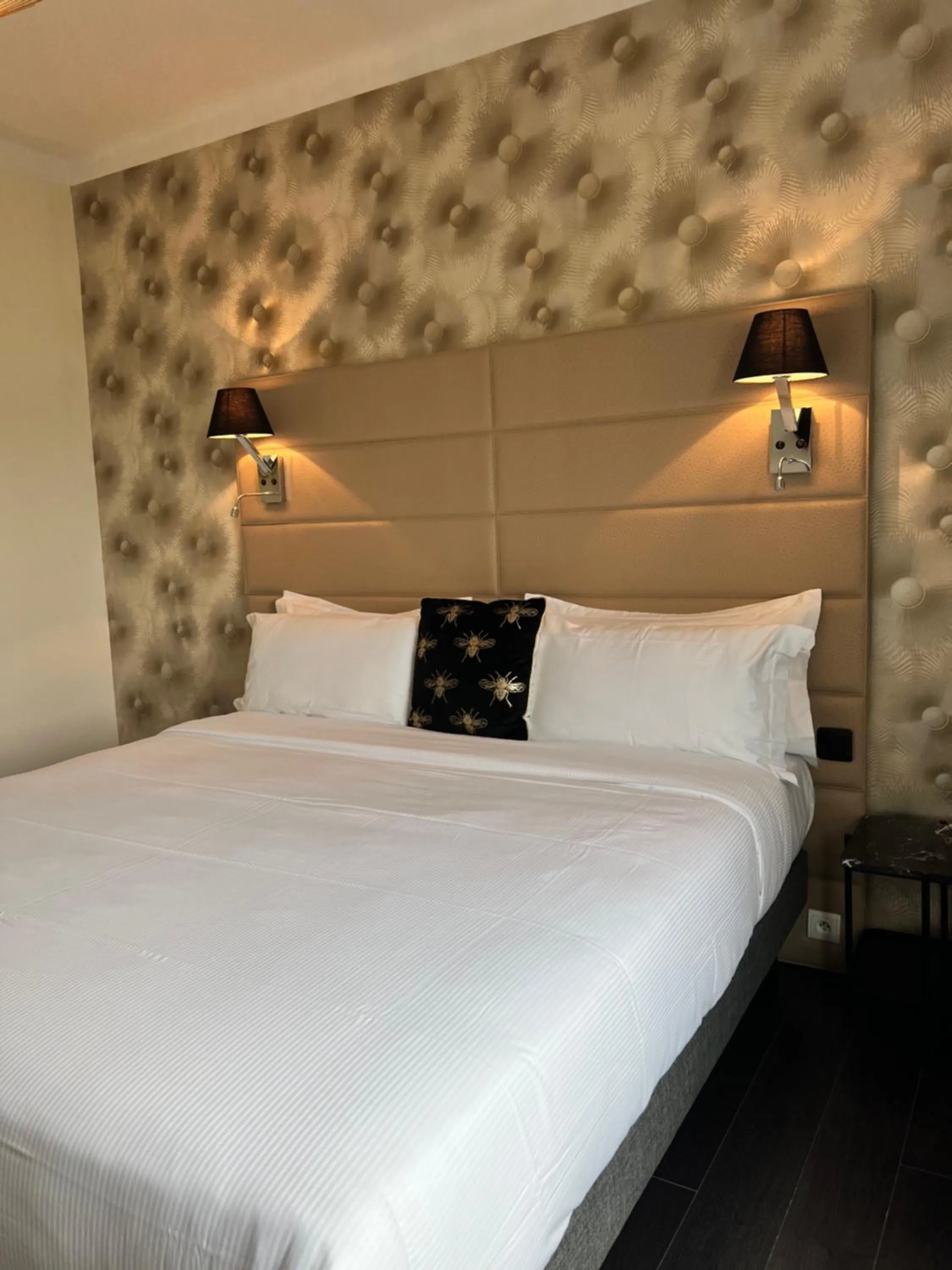 Photo of the whole room, Bed in Hôtel La Villa Cannes