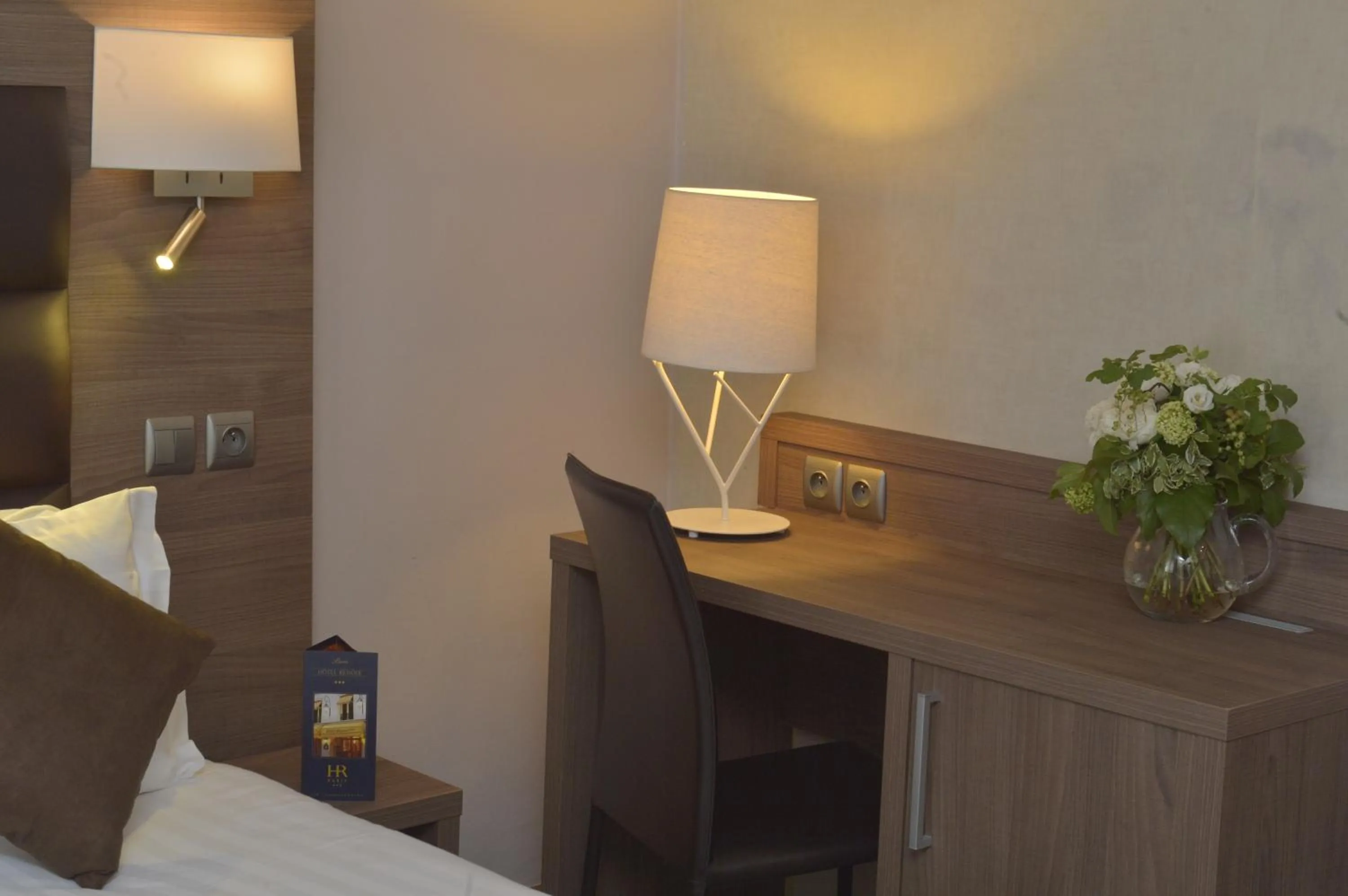 Seating area, Bed in Unic Renoir Saint Germain