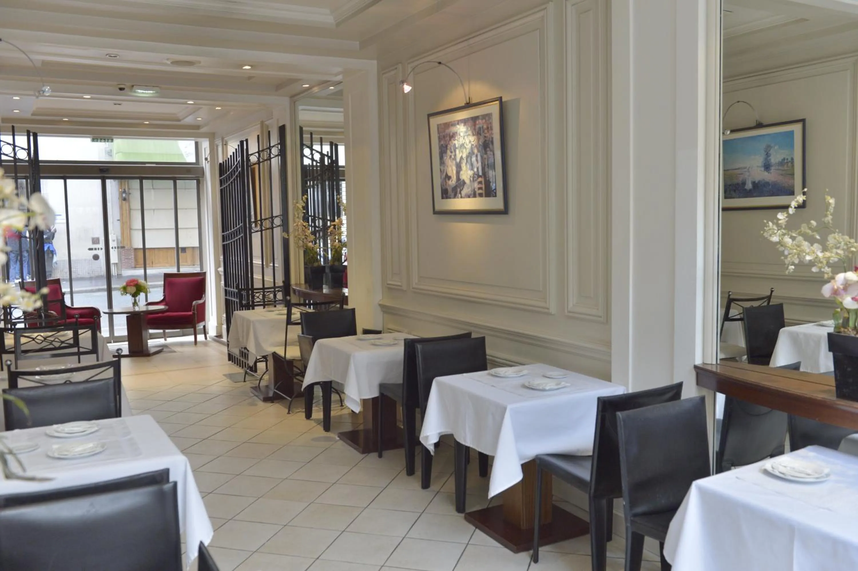 Restaurant/places to eat in Unic Renoir Saint Germain
