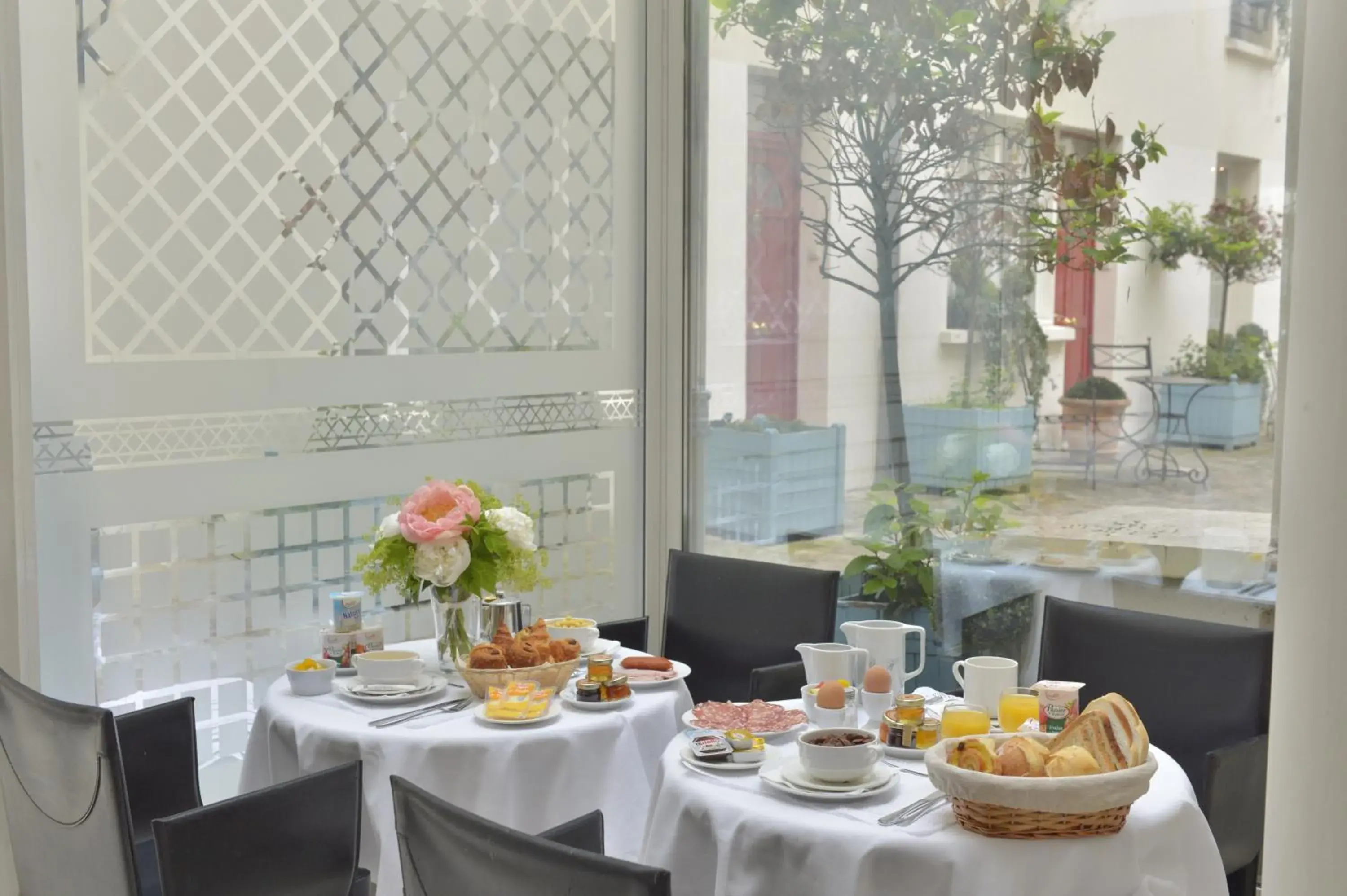 Restaurant/places to eat in Unic Renoir Saint Germain Restaurant/places to eat in Unic Renoir Saint Germain