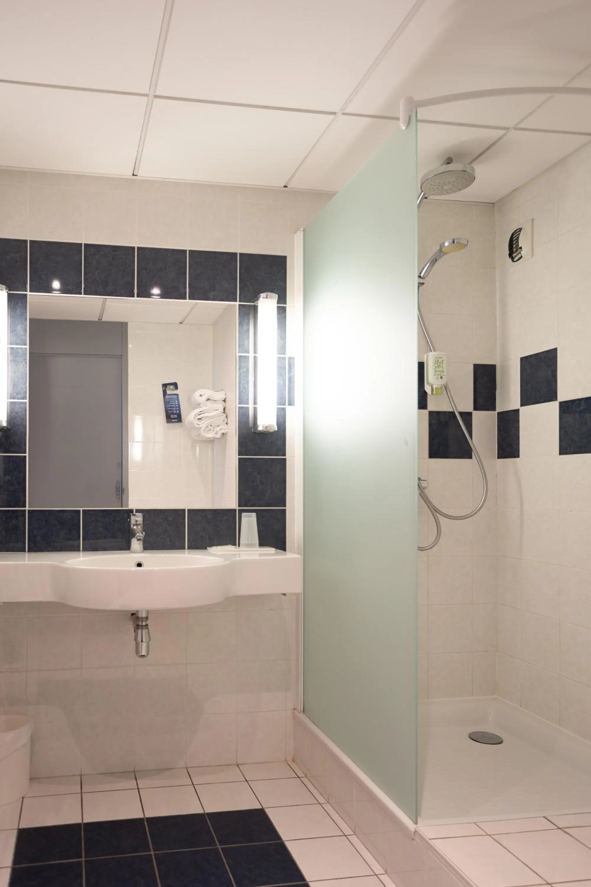 Bathroom in Kyriad Prestige - Bordeaux Aeroport