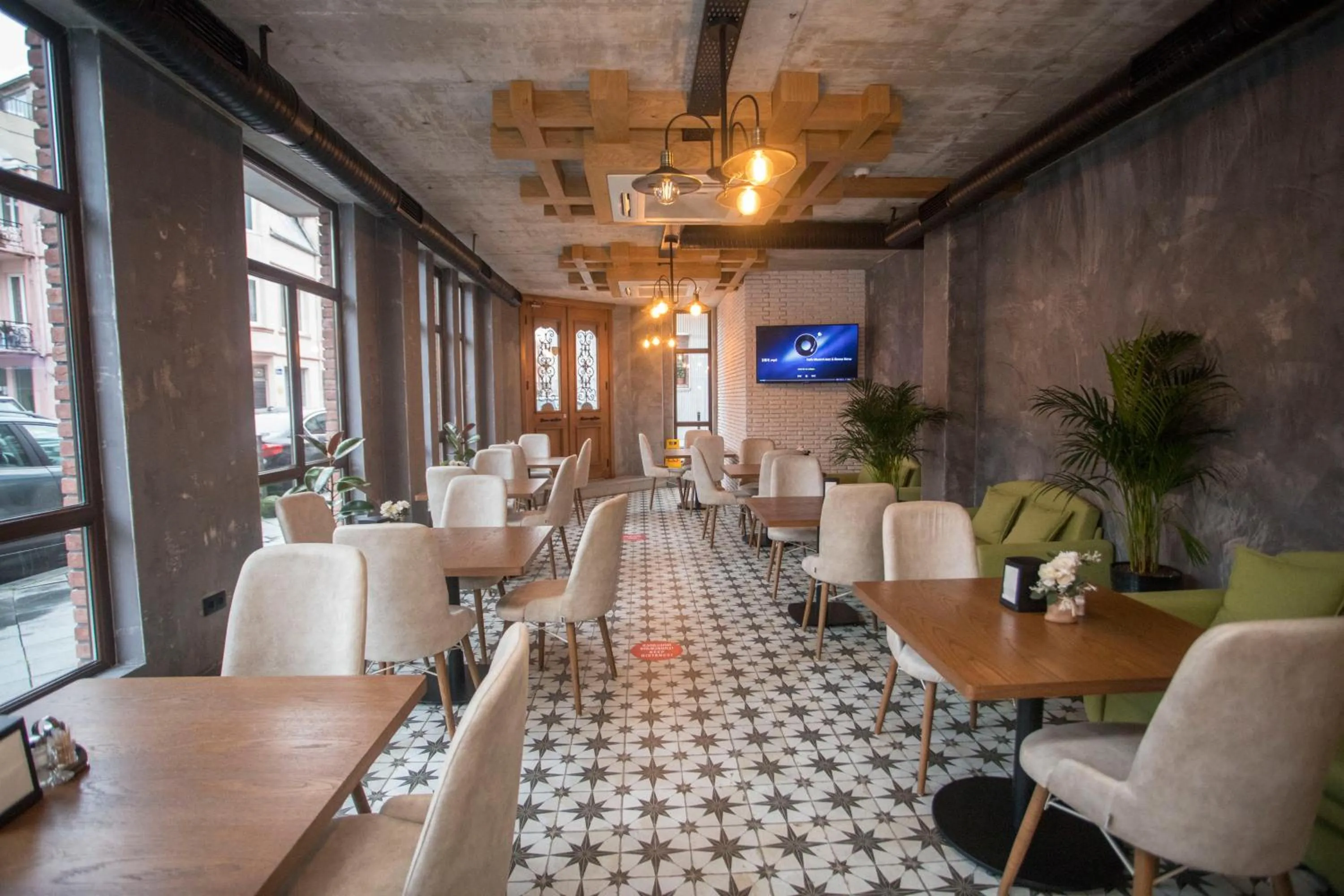 Restaurant/places to eat in Hotel London