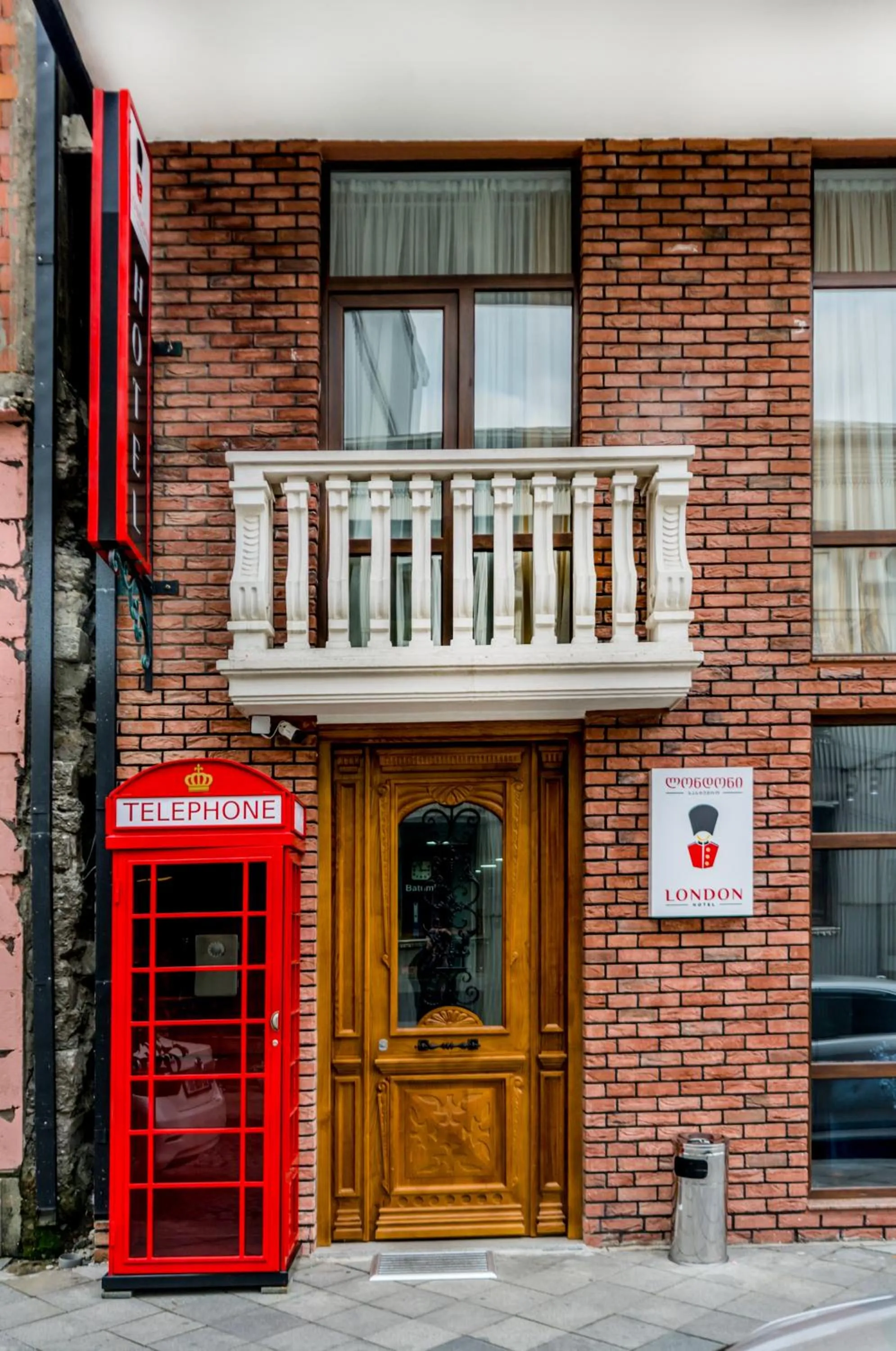Facade/entrance in Hotel London