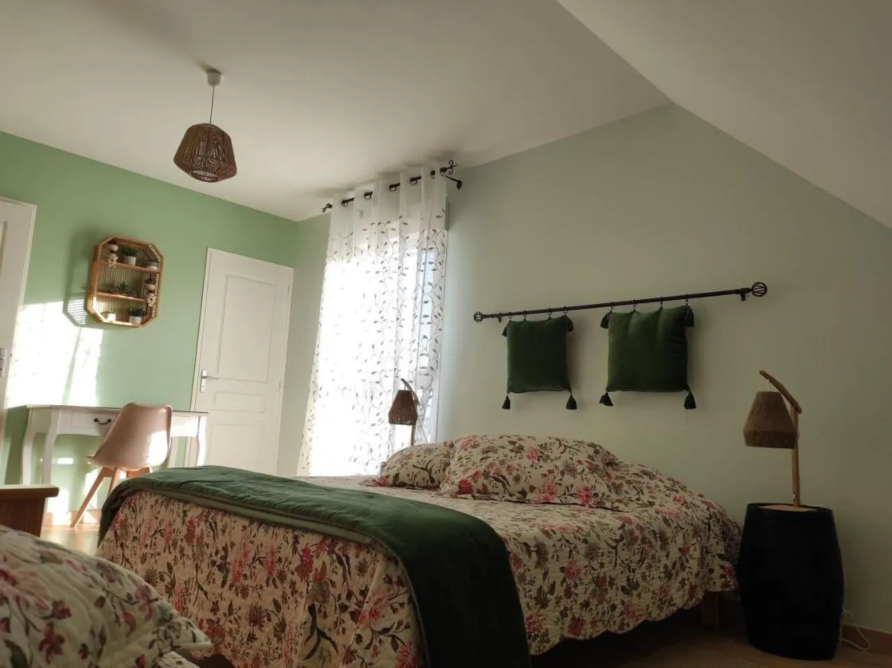 Bedroom, Bed in Les Bacchusiennes