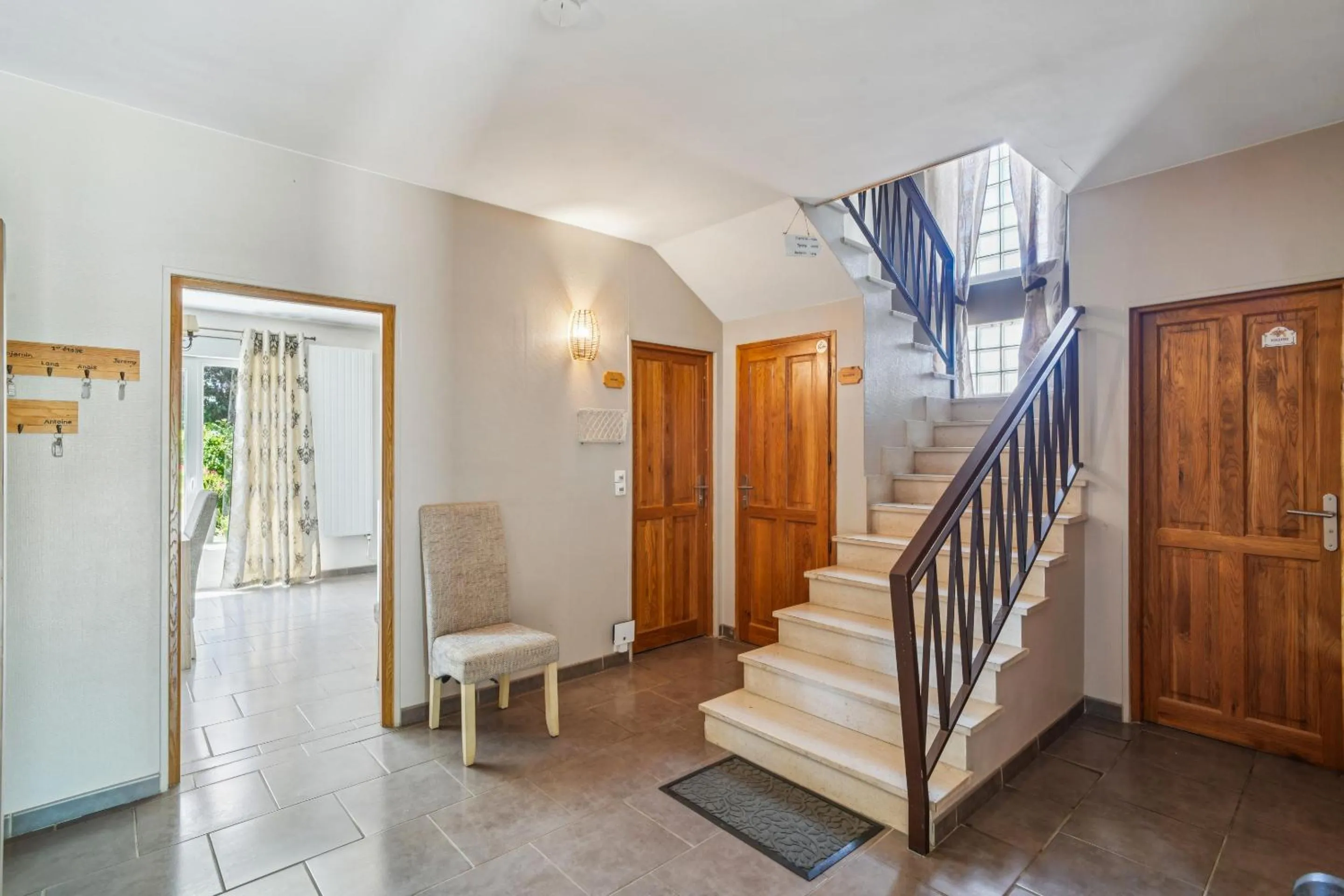 Lobby or reception in Roissy Chambres