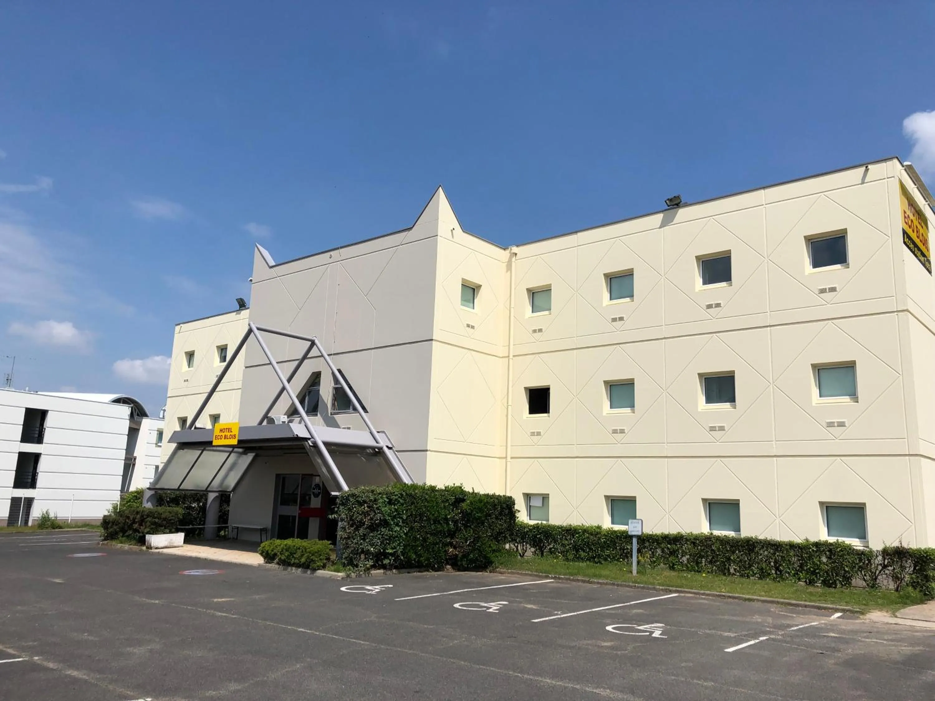 Property building in Hôtel Eco Blois -Sud- Vineuil