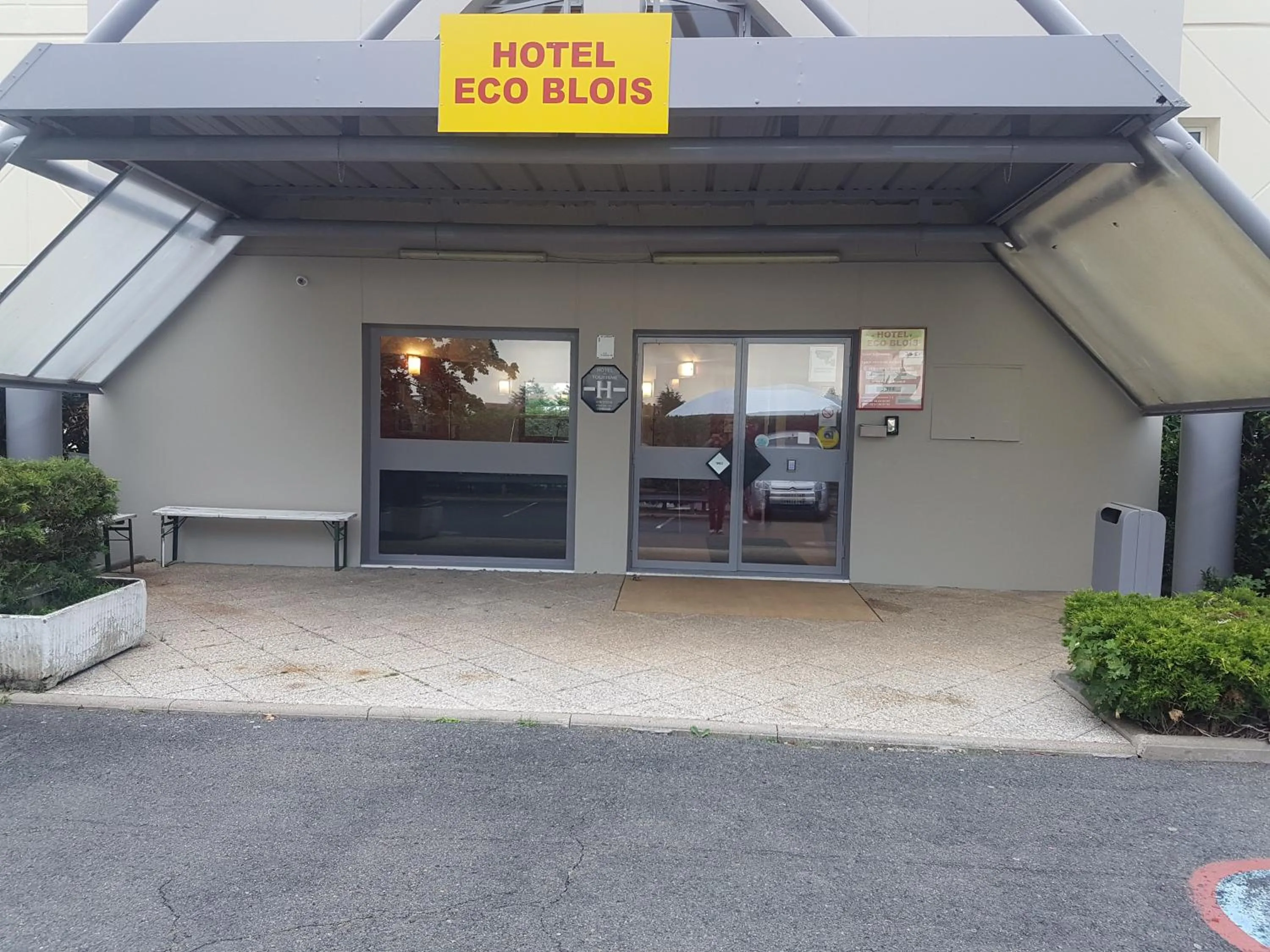 Facade/entrance in Hôtel Eco Blois -Sud- Vineuil
