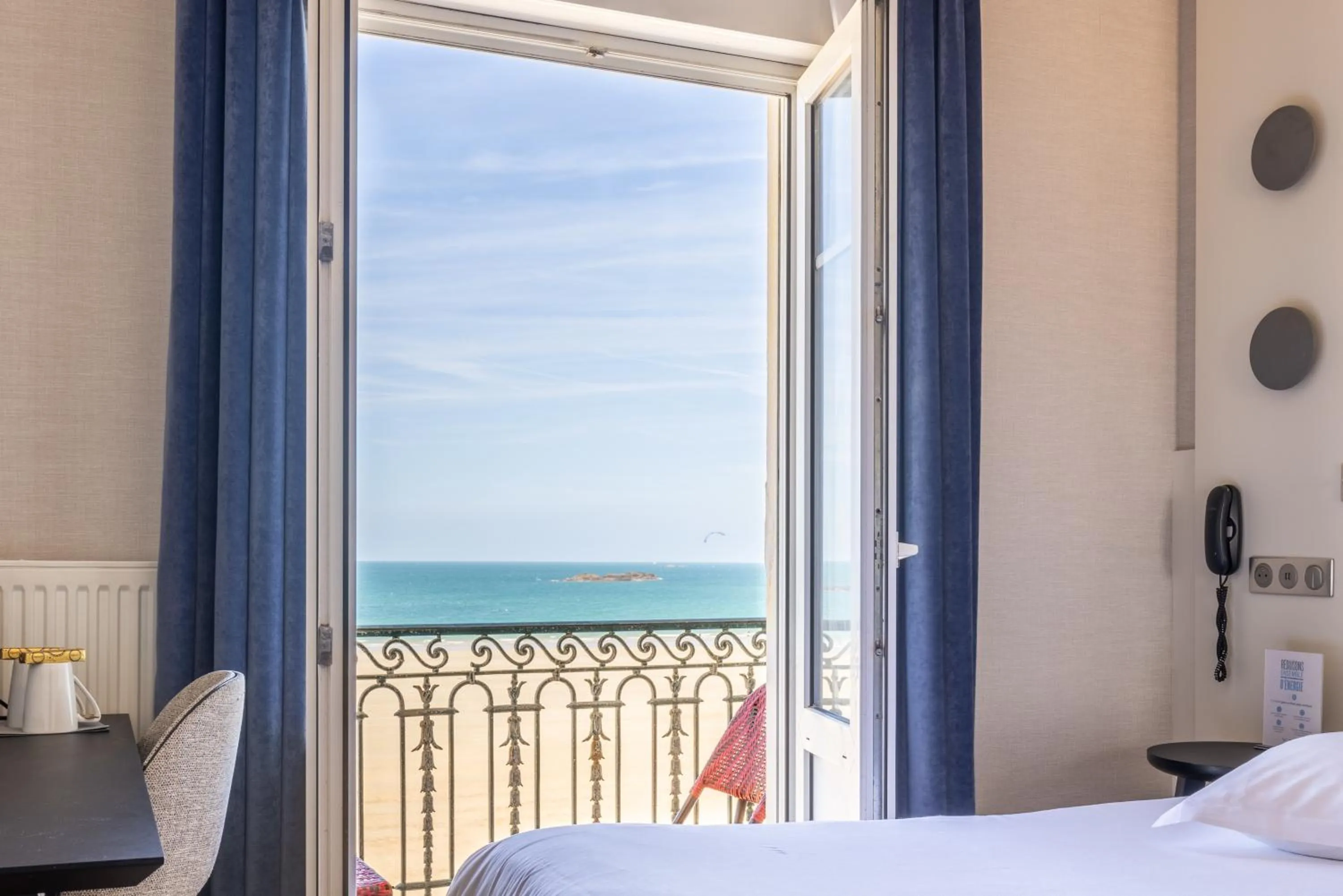 View (from property/room), Bed in Hotel Kyriad Saint Malo Centre Plage