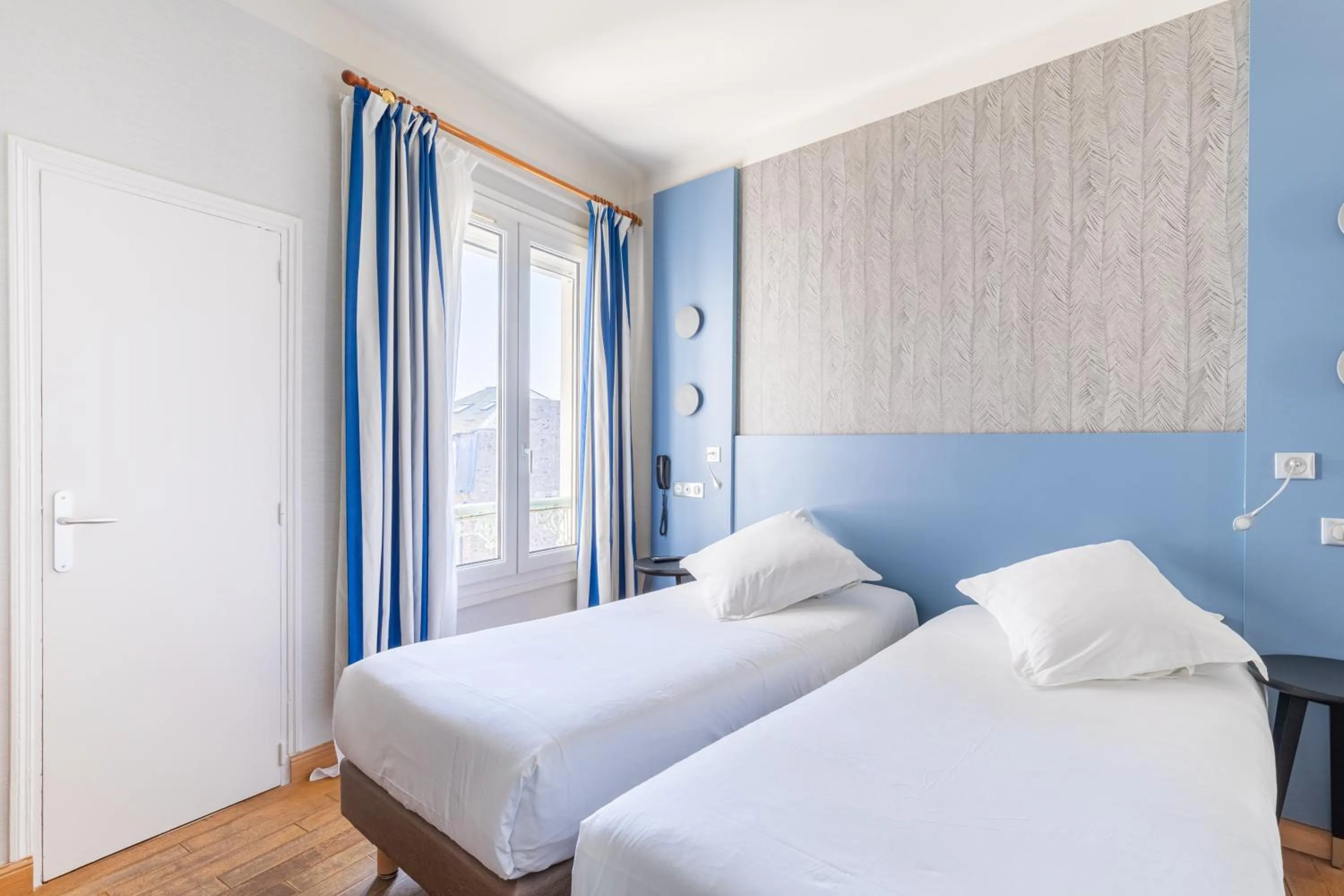 Bed in Hotel Kyriad Saint Malo Centre Plage