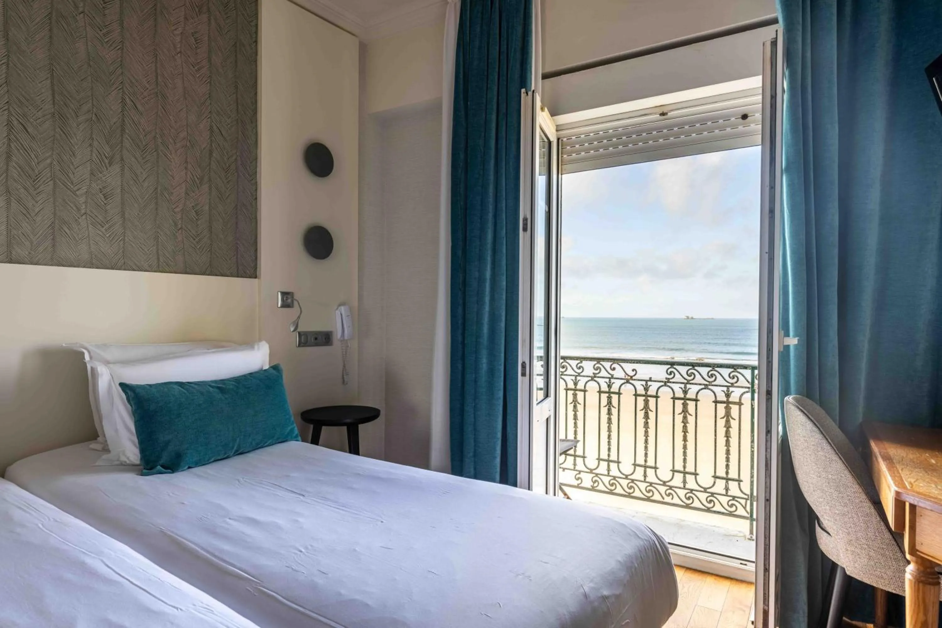 Photo of the whole room, Bed in Hotel Kyriad Saint Malo Centre Plage