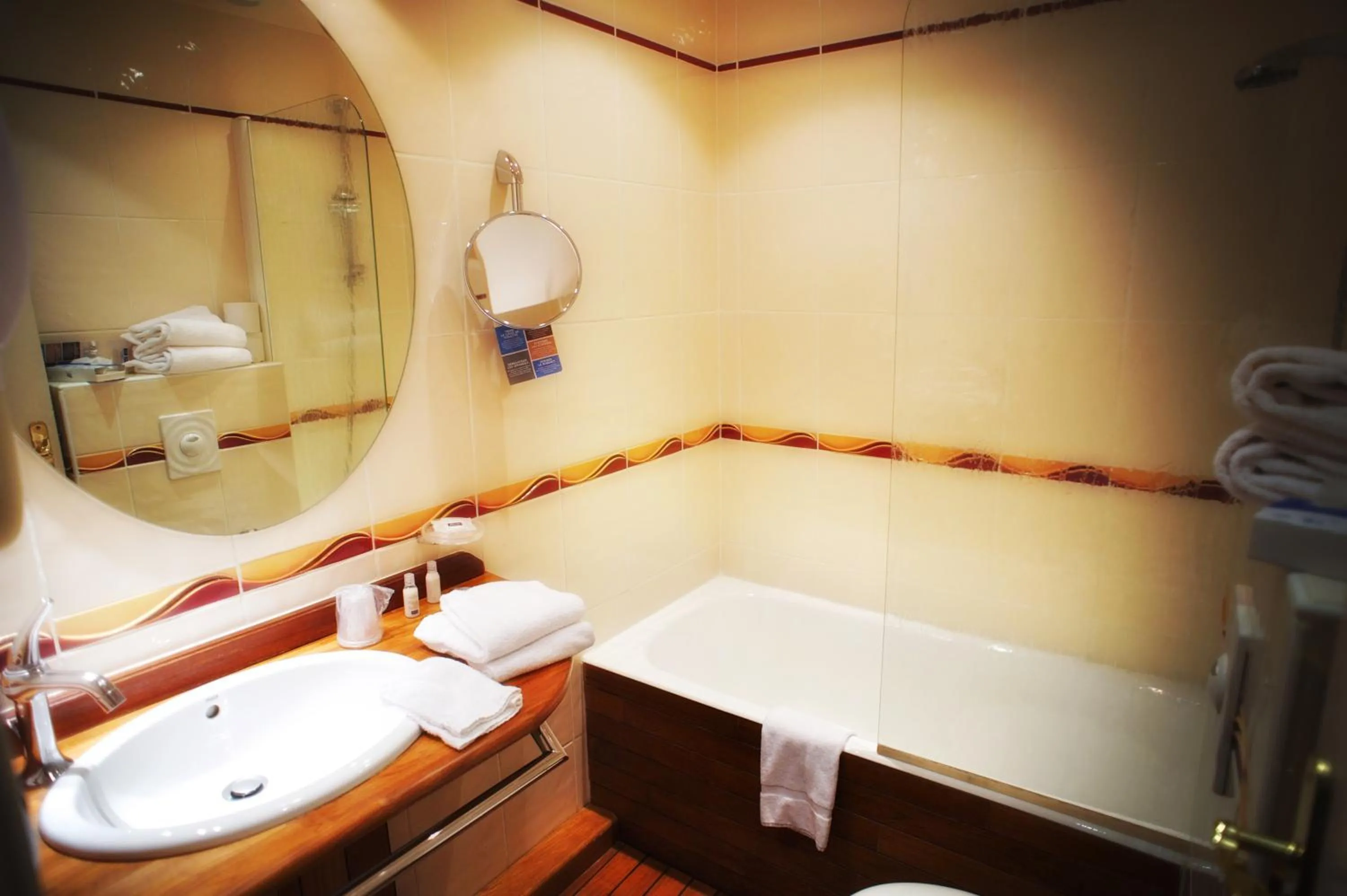 Bathroom in Hotel Kyriad Saint Malo Centre Plage