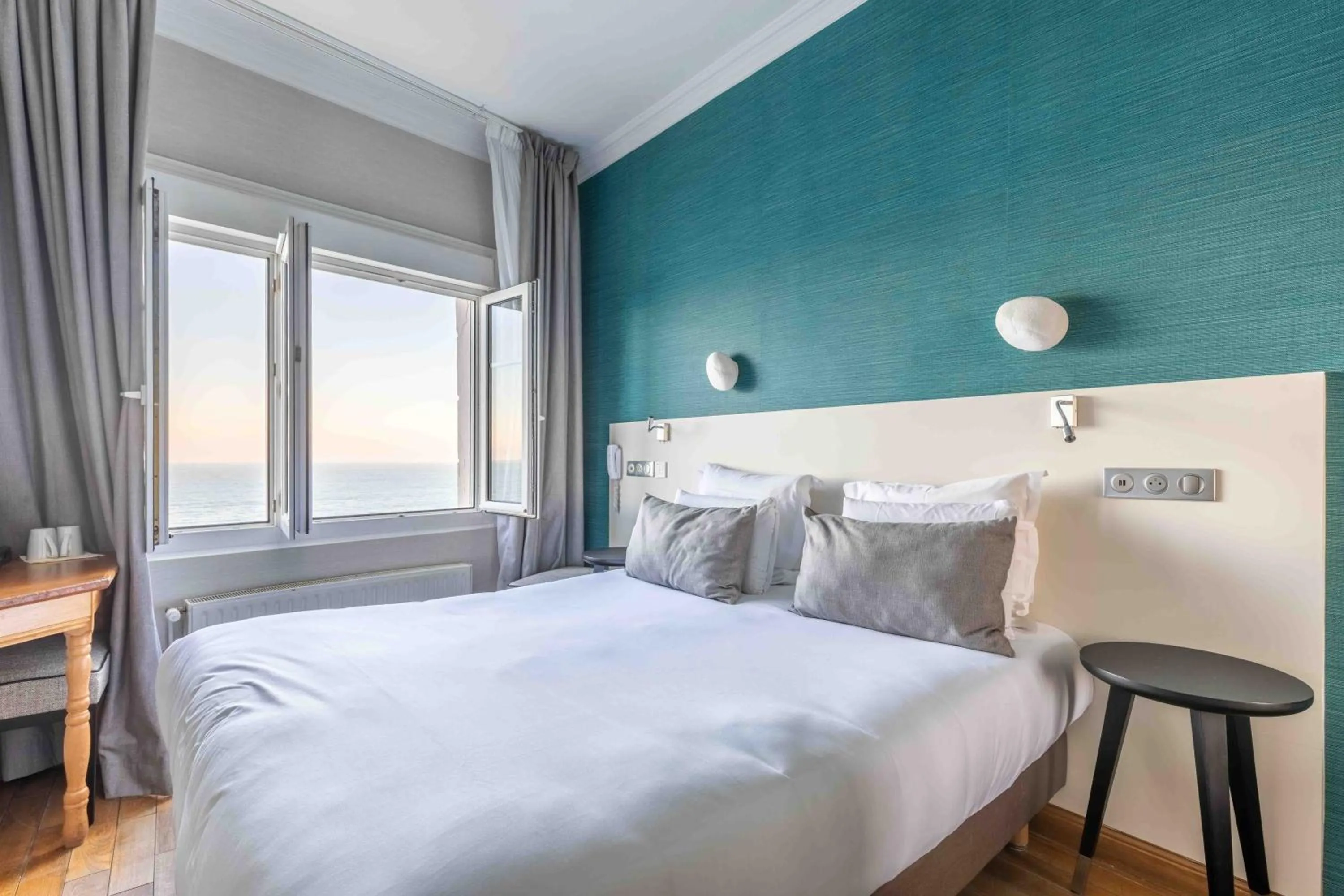 View (from property/room), Bed in Hotel Kyriad Saint Malo Centre Plage