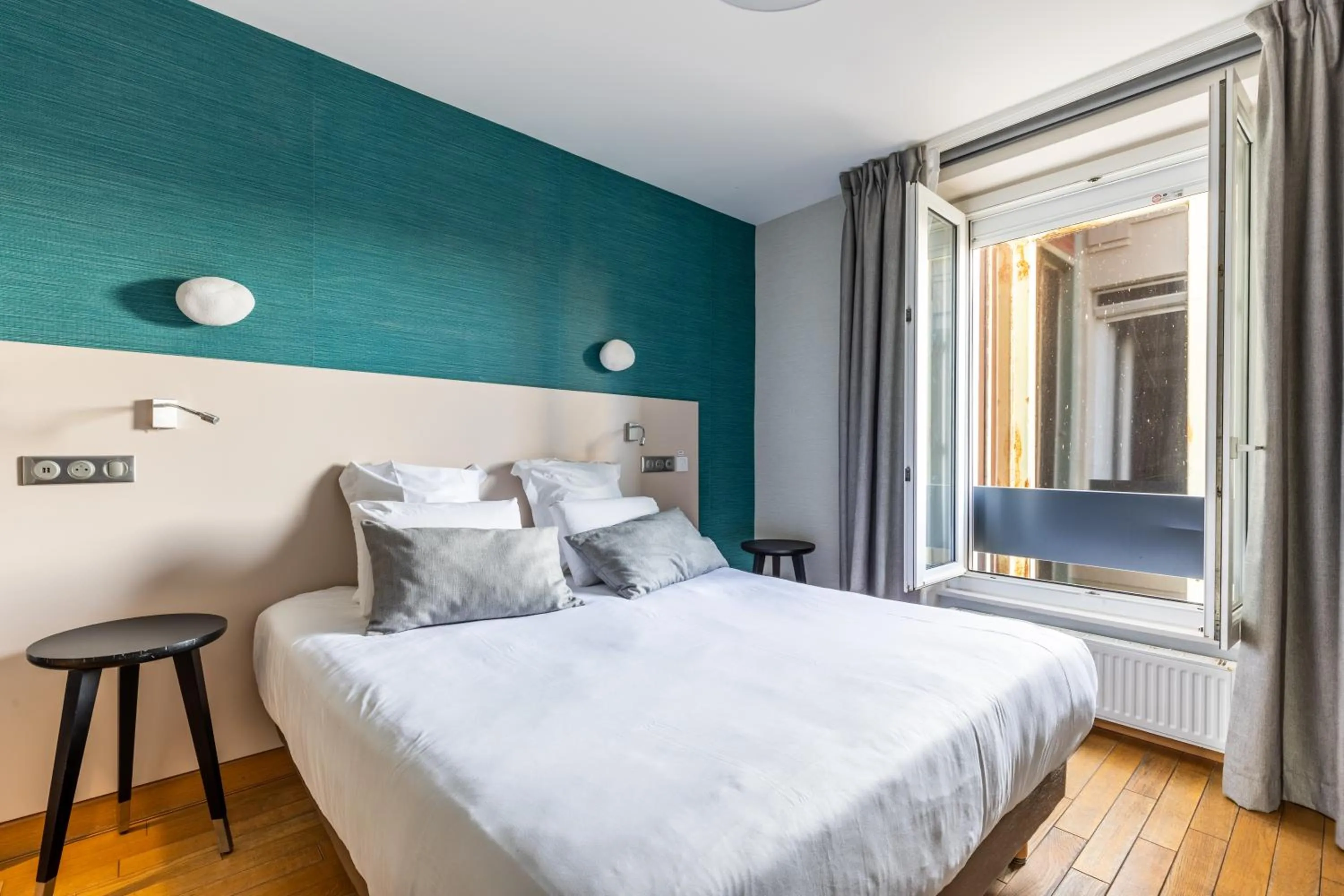 View (from property/room), Bed in Hotel Kyriad Saint Malo Centre Plage