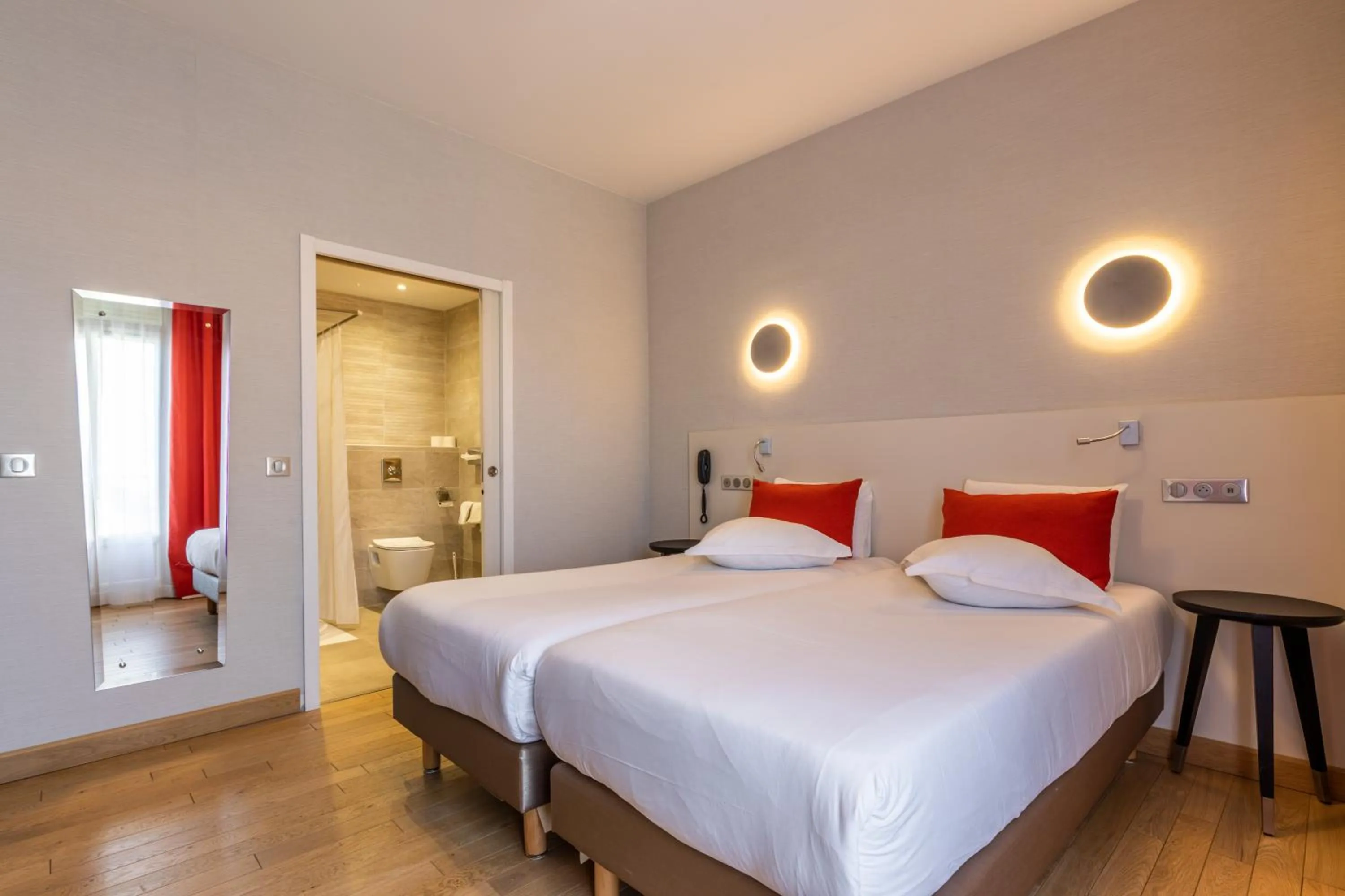 Photo of the whole room, Bed in Hotel Kyriad Saint Malo Centre Plage