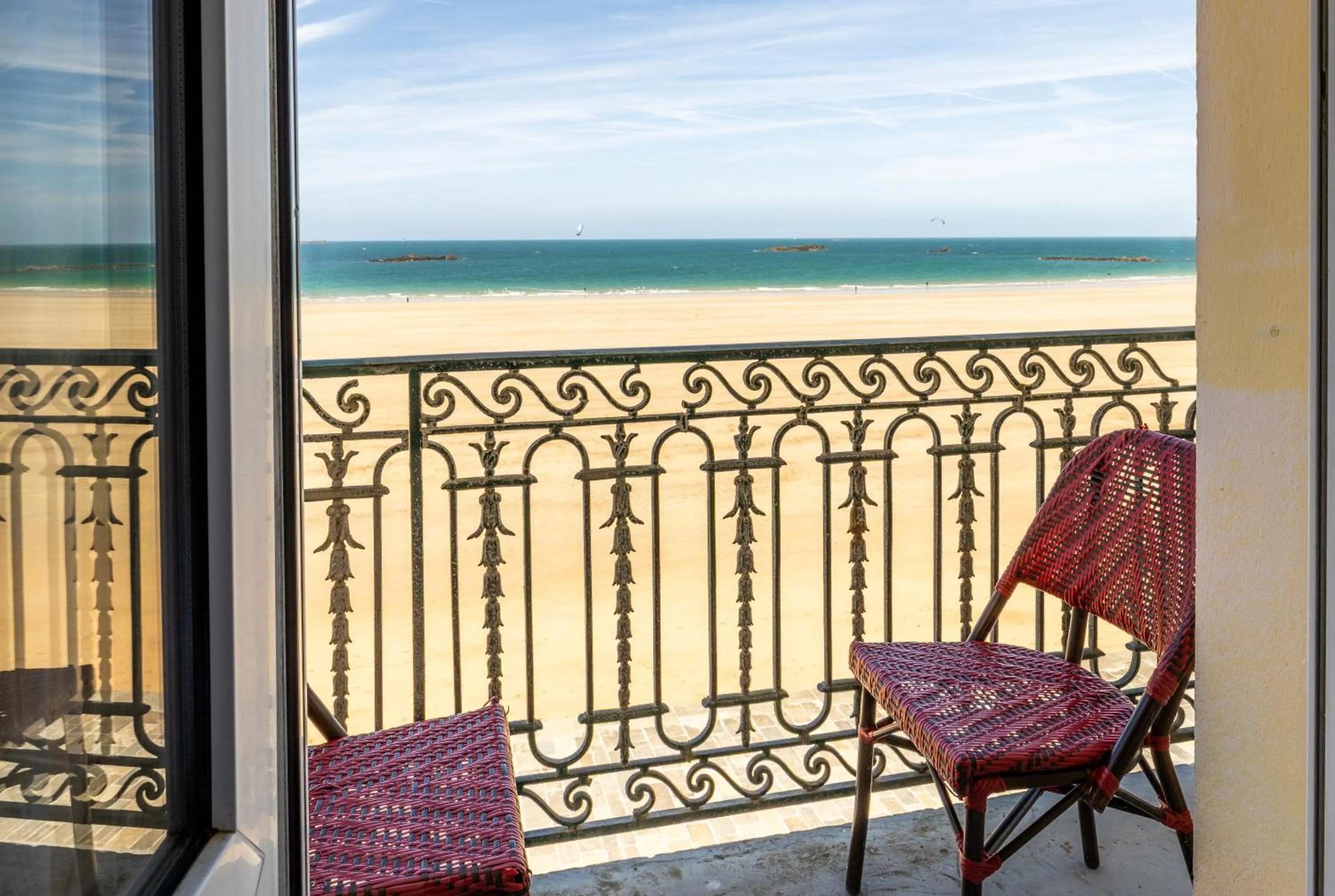 Photo of the whole room in Hotel Kyriad Saint Malo Centre Plage