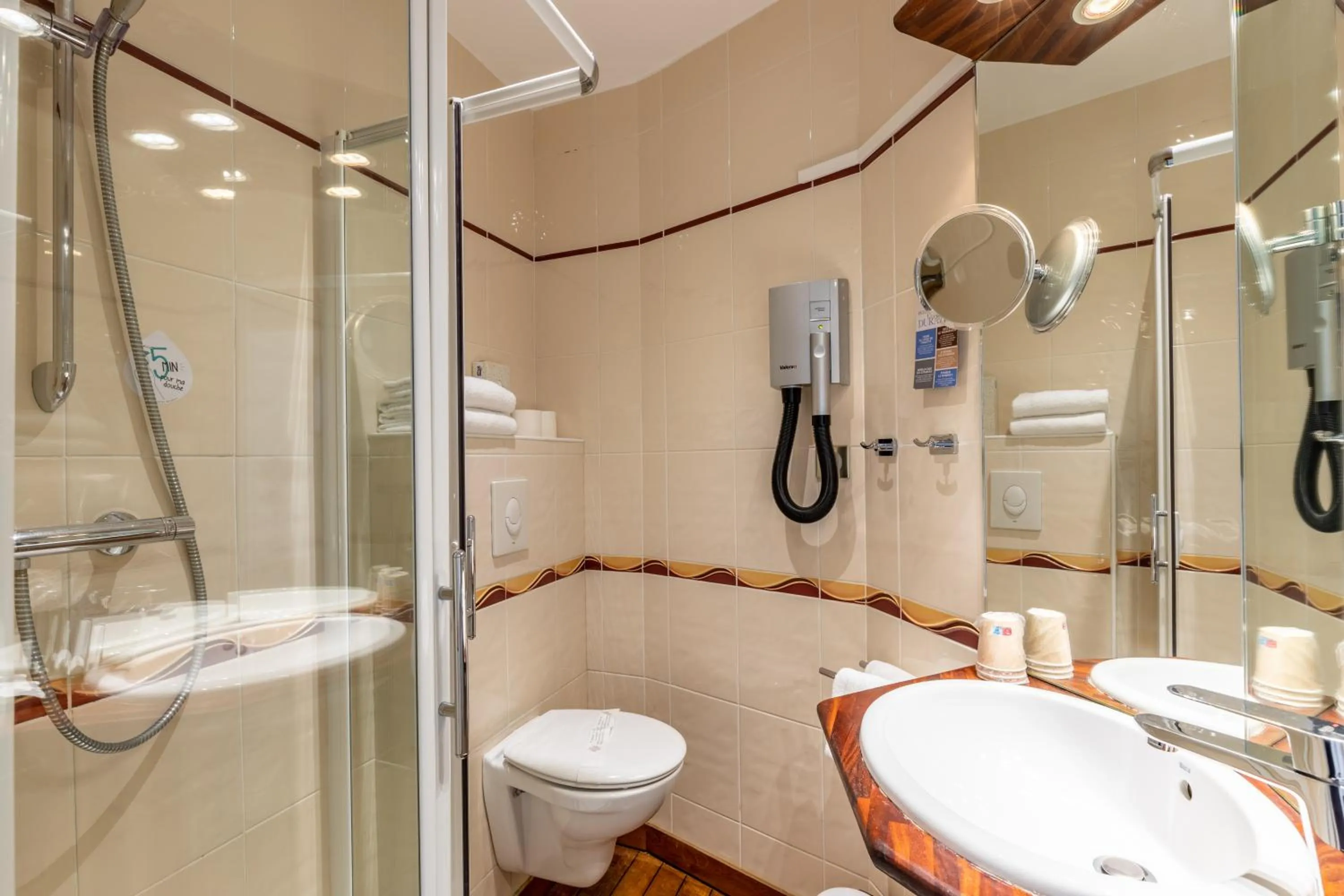 Bathroom in Hotel Kyriad Saint Malo Centre Plage