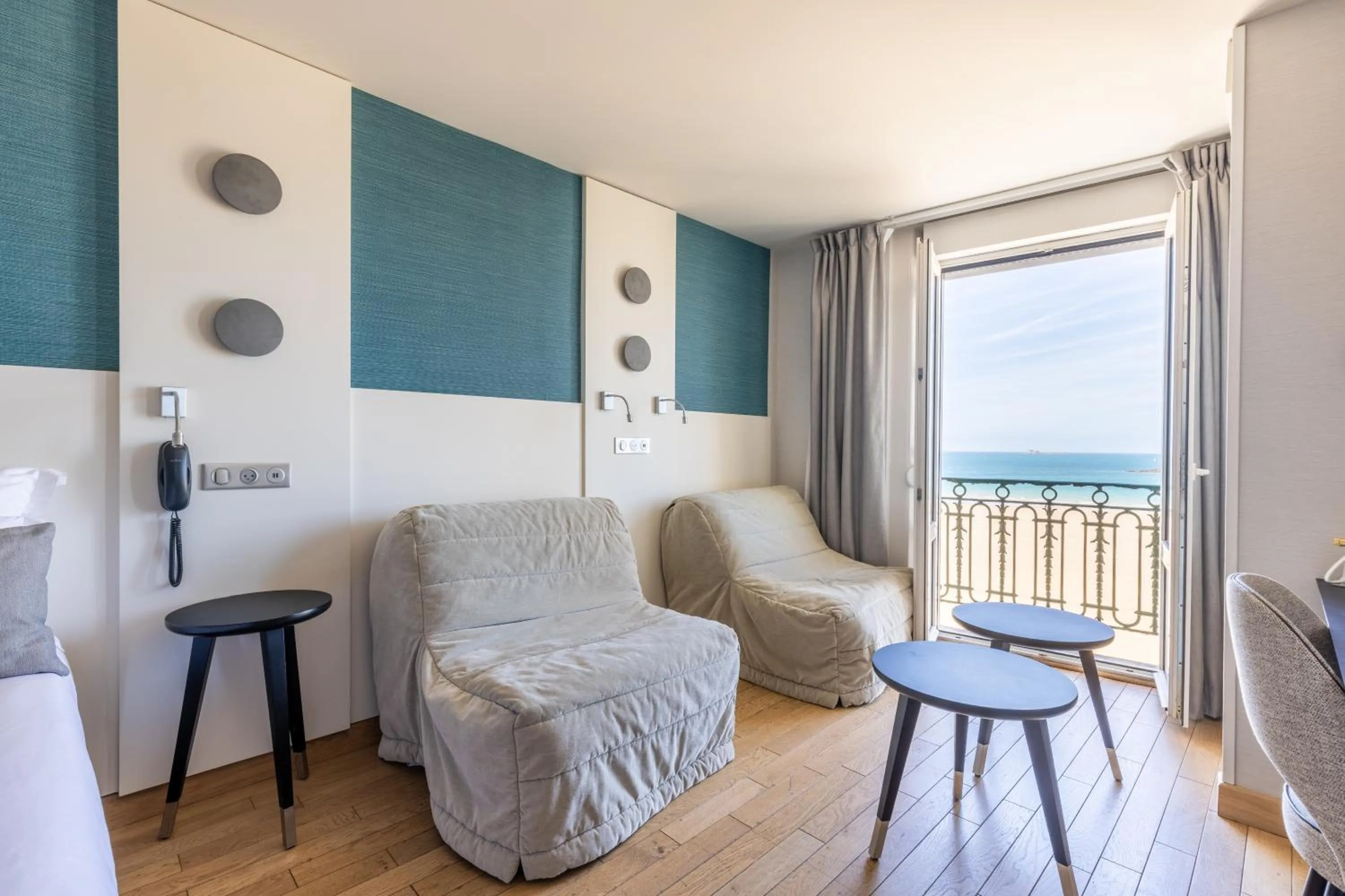 Photo of the whole room in Hotel Kyriad Saint Malo Centre Plage