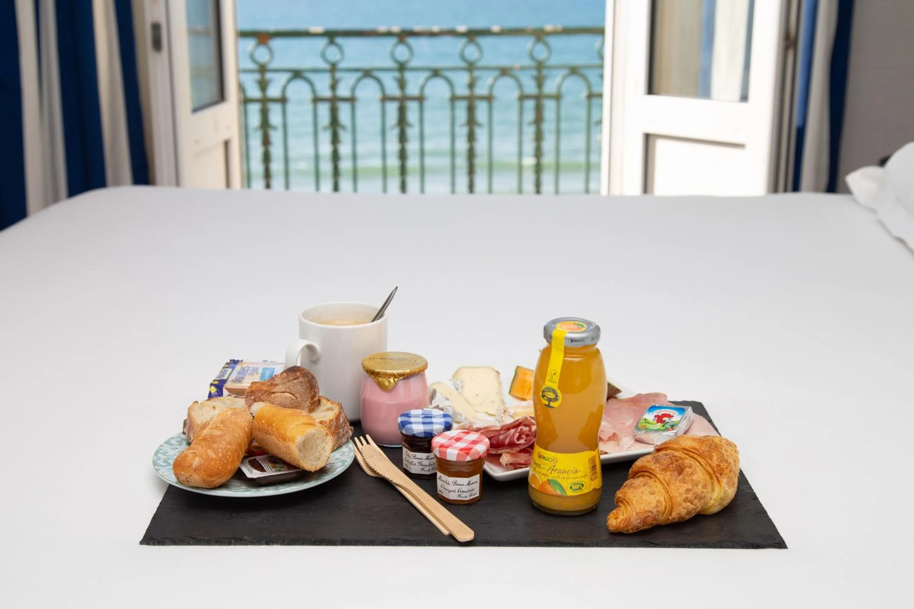 Sea view in Hotel Kyriad Saint Malo Centre Plage