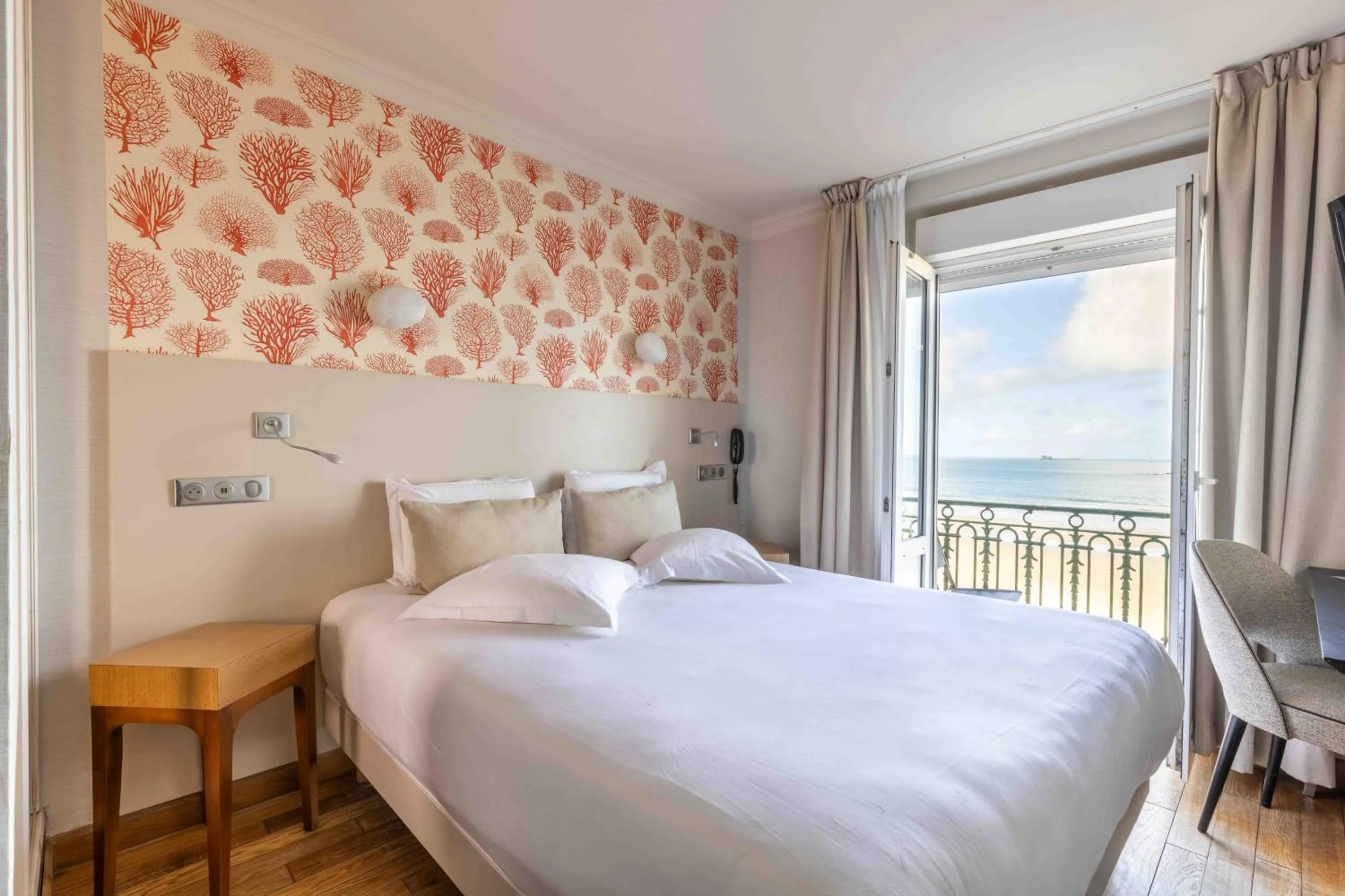 Photo of the whole room, Bed in Hotel Kyriad Saint Malo Centre Plage