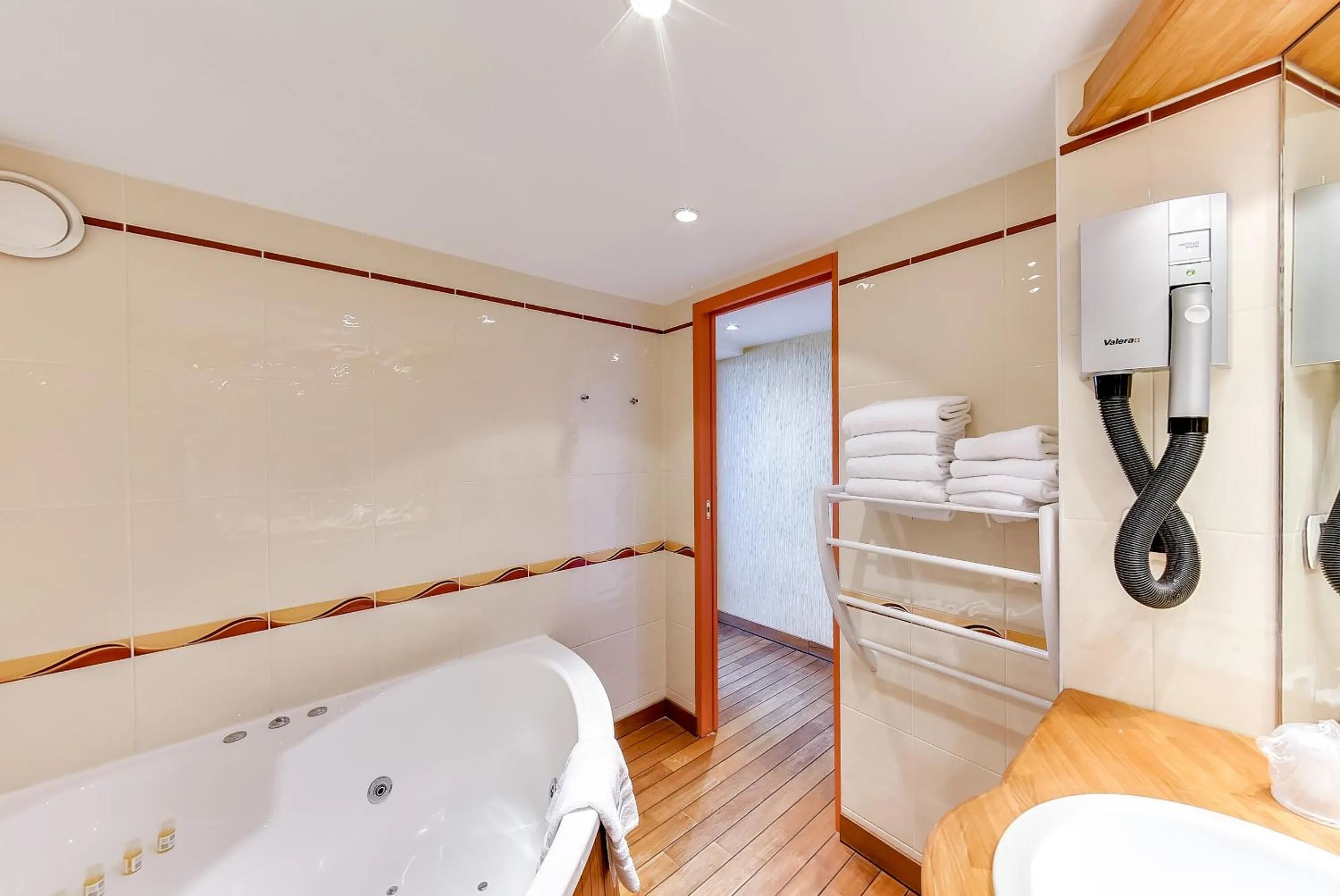 Bathroom in Hotel Kyriad Saint Malo Centre Plage